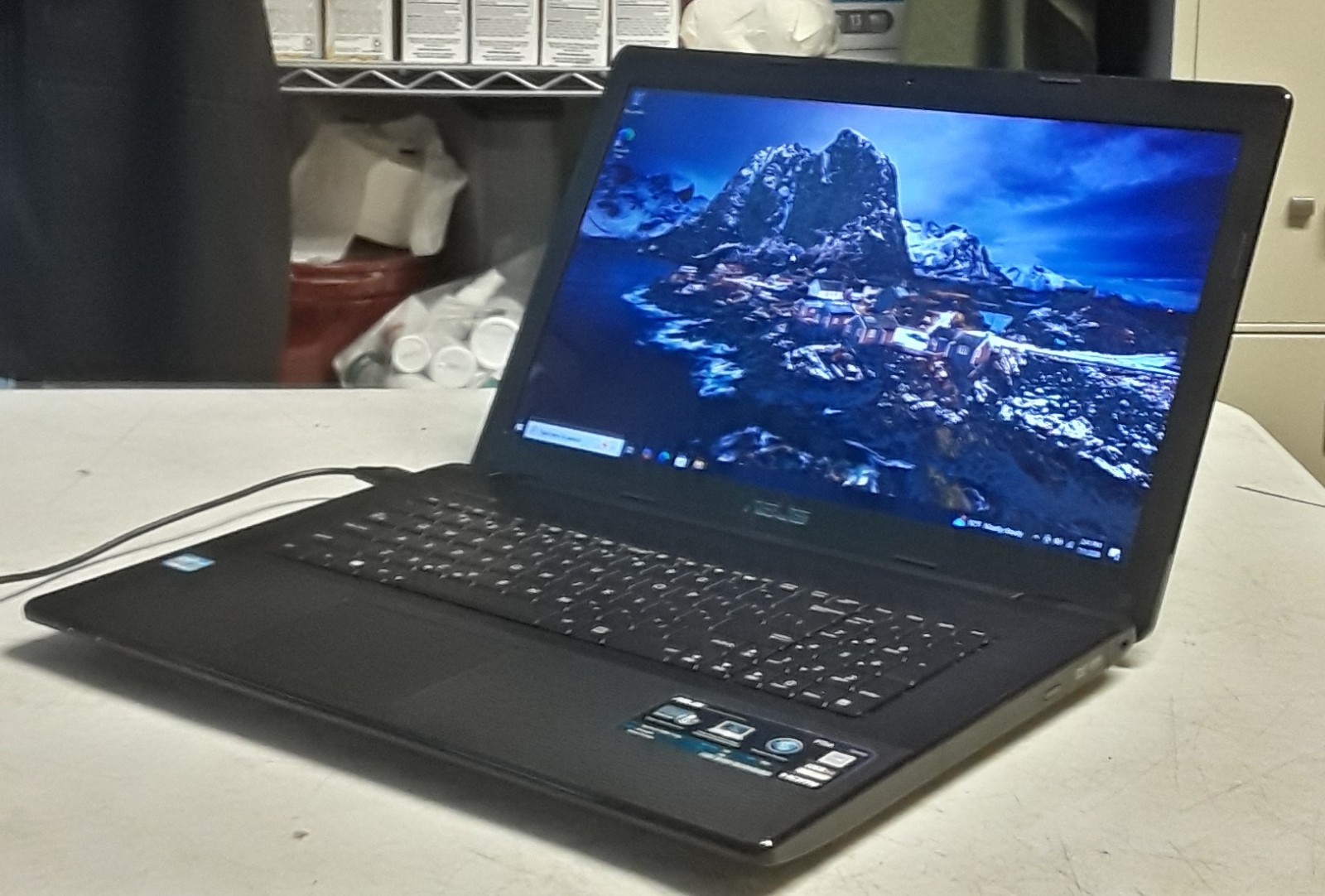 Windows 10 MINT ASUS F75A 17.3″ Intel Core i3 2.30GHz 8GB RAM 500GB and Charger