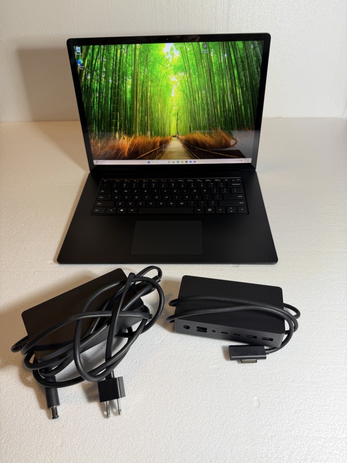 Microsoft Surface Laptop 3 15″ 1872 Core i7 512GB SSD 16GB RAM w/Dock Station