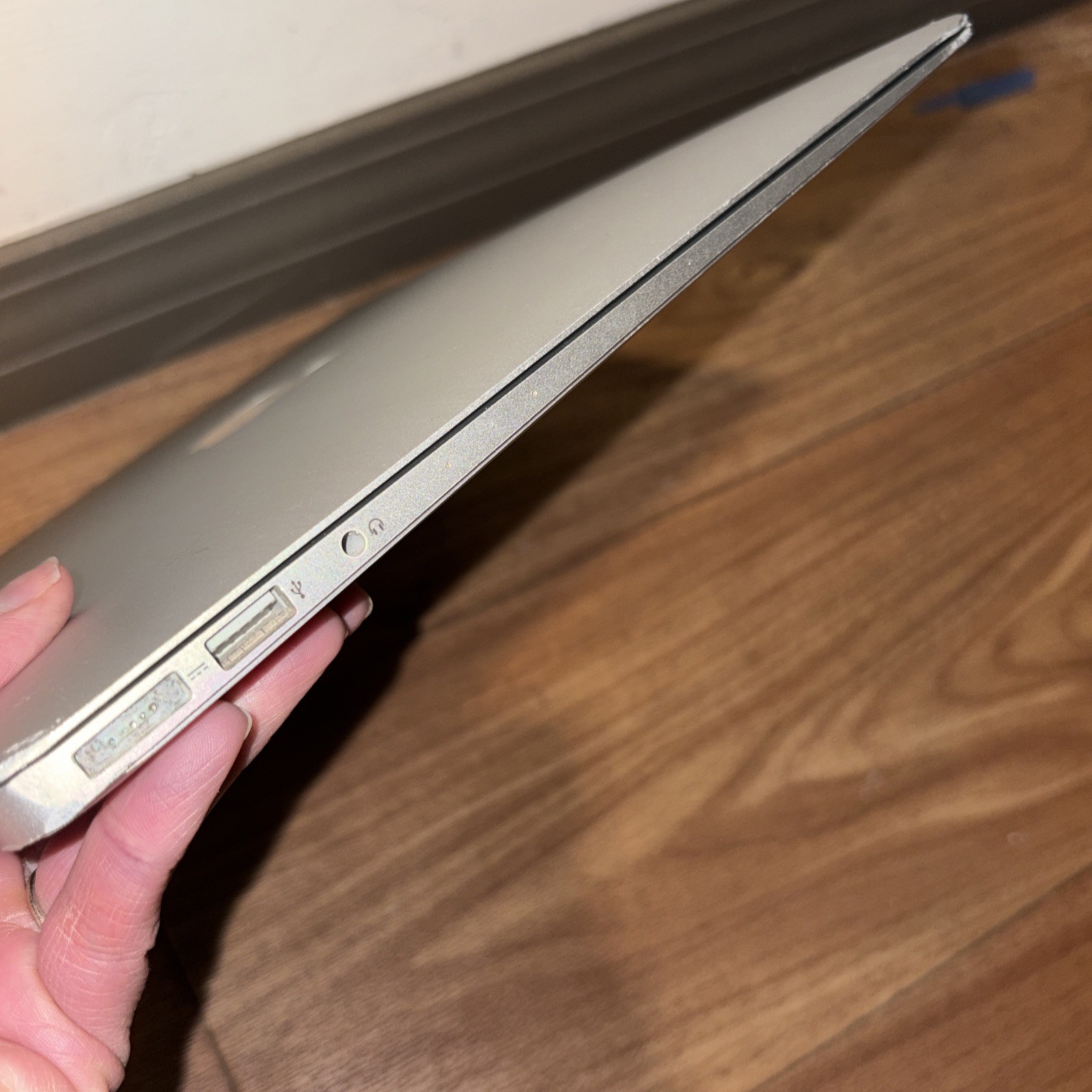 13″ Apple MacBook Air Mid 2013 – 4 GB, i5-4250U 1.3 Ghz – NO POWER