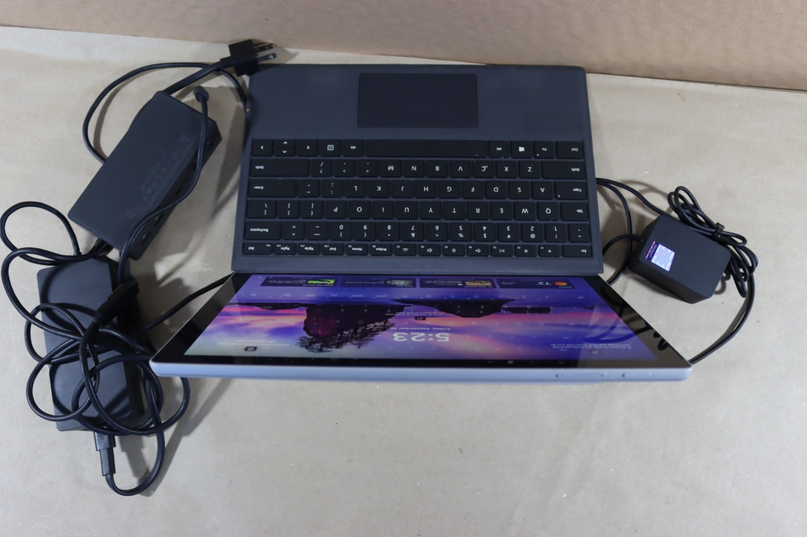 Microsoft Surface Pro 5 i5-7300U 8GB RAM 256GB Wi-Fi + LTE