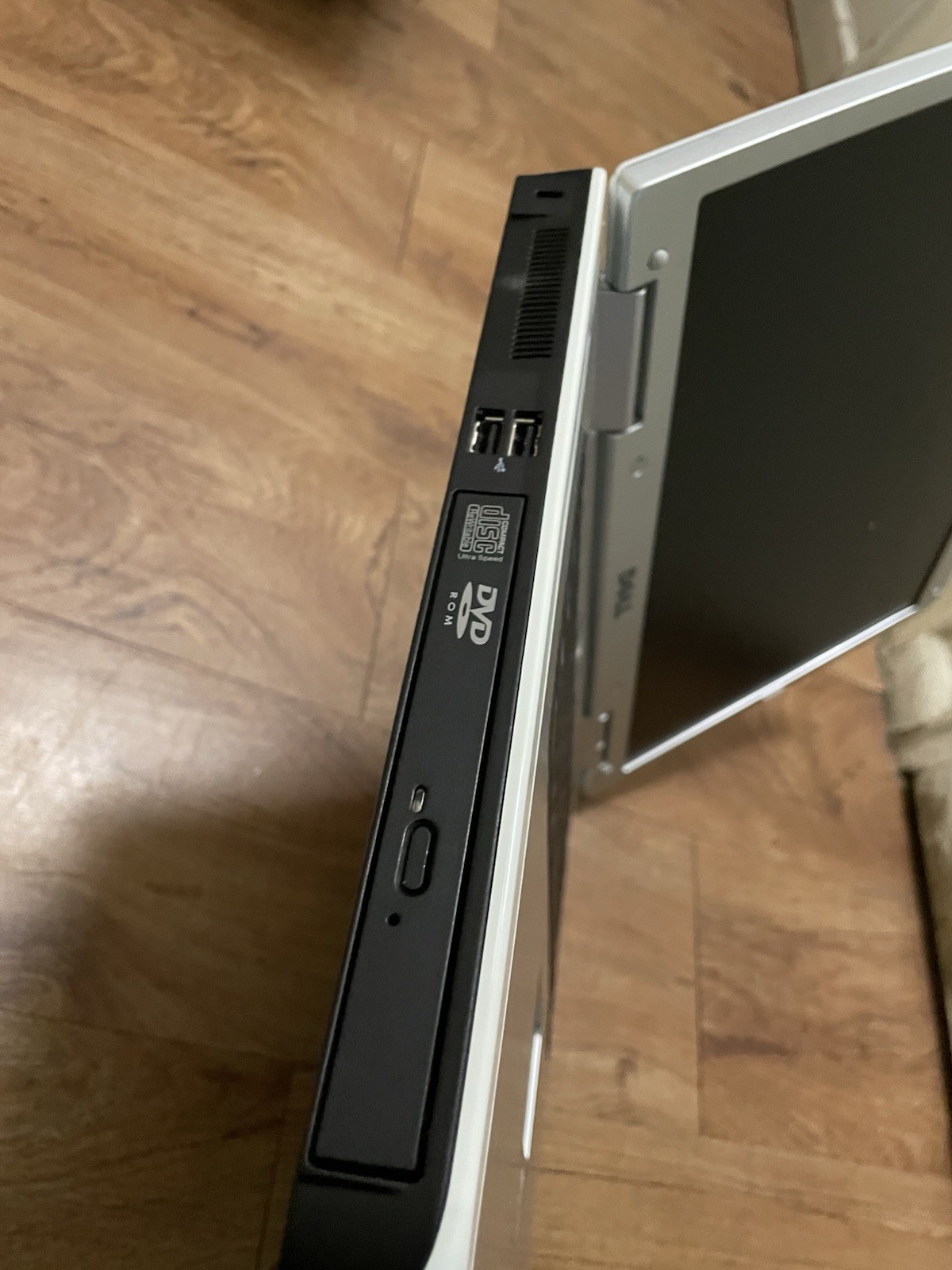Dell Inspiron 9300 Laptop Linux 18″ PentiumM 1GB + Charger & CarryingCase Wi-Fi