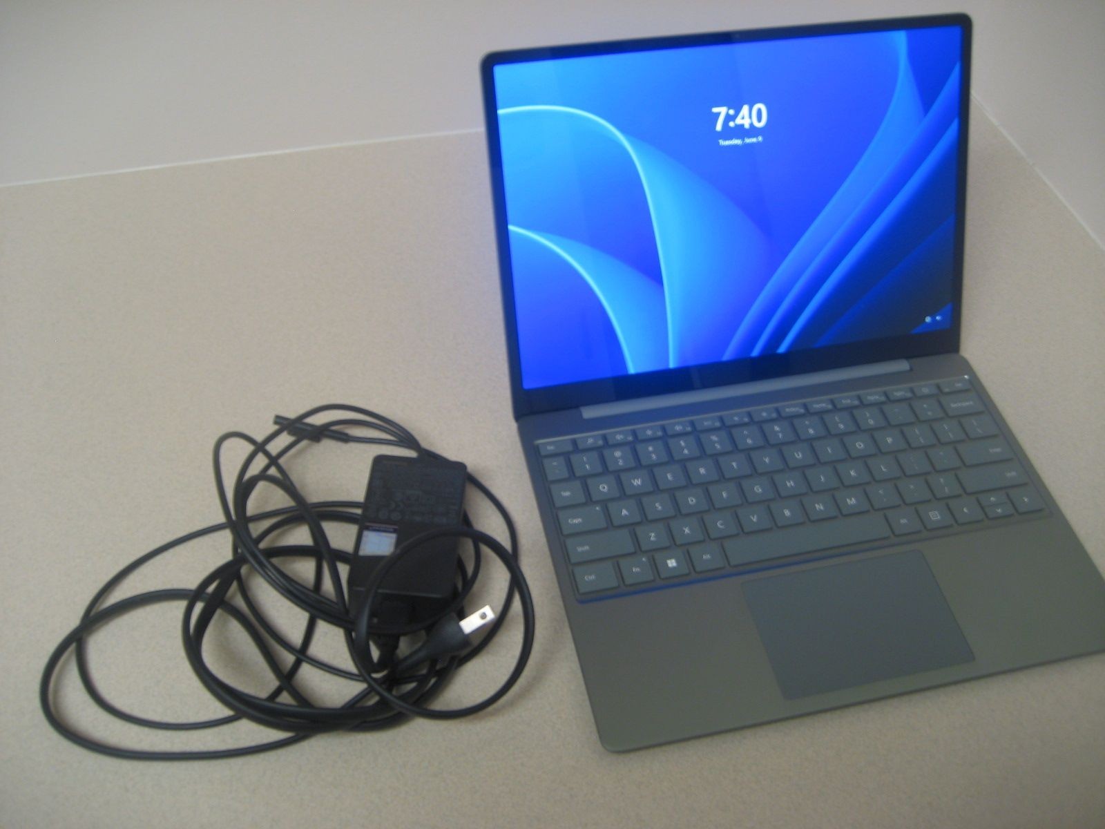 Microsoft Surface Laptop Go 3 12th Gen i5-1235U 12.4″ 8GB 256GB SSD Win 11 Home