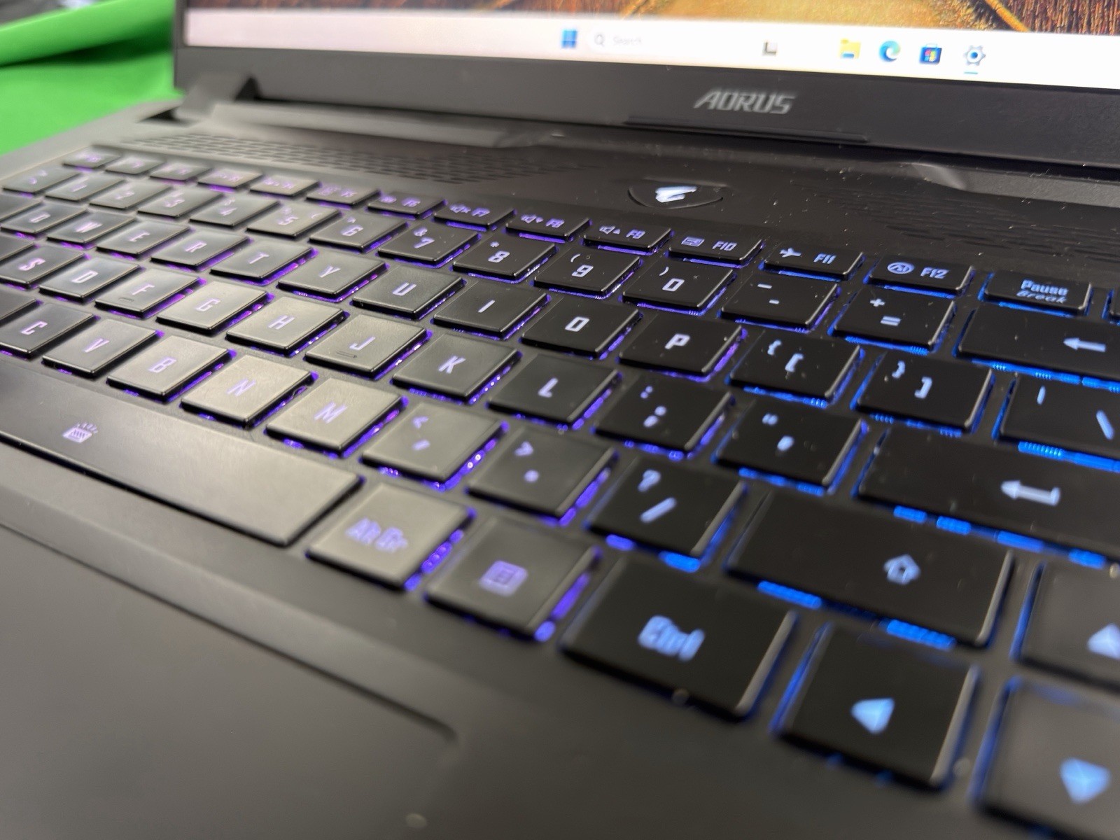 GIGABYTE AORUS 7 9KF-E3US513SH 17.3″ FHD RTX 4060 Laptop i5 16GB Win 11