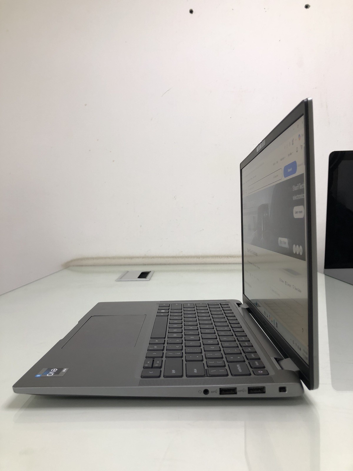 Dell Latitude 7440 14″ Laptop i5-13th Gen 16GB RAM 512GB SSD FHD+ Win 11 Pro