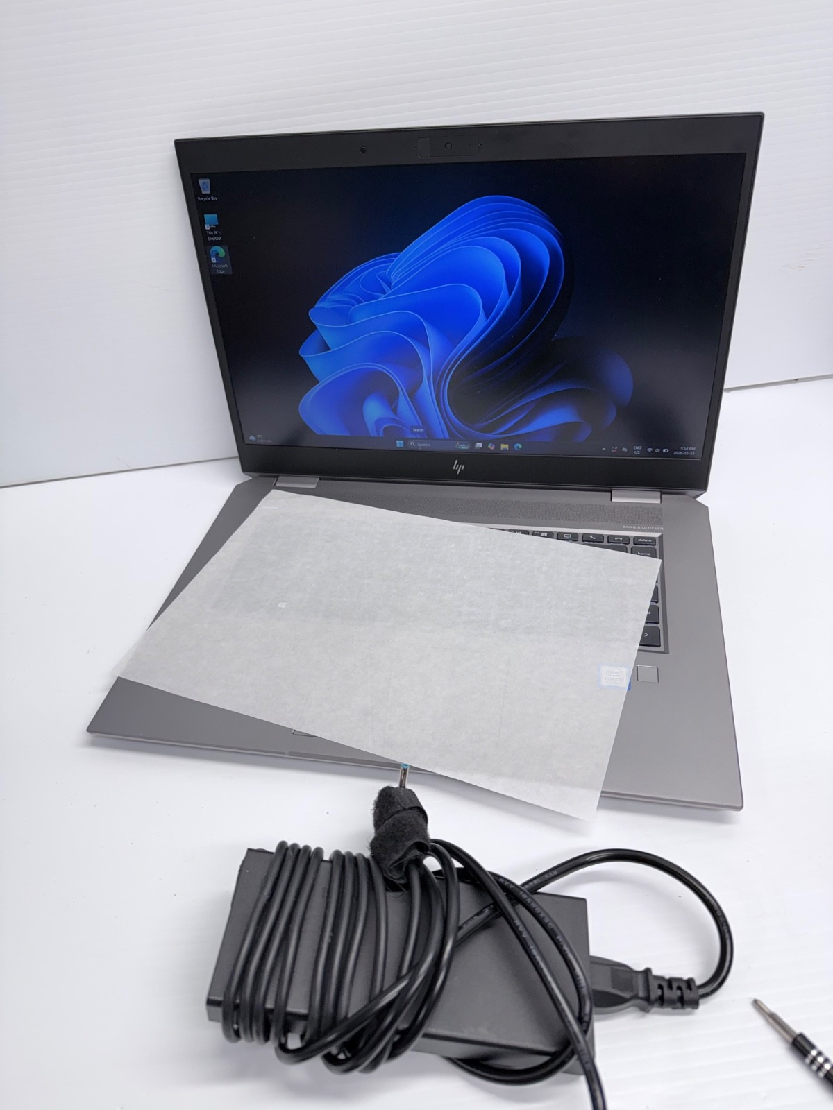 HP ZBook Studio G5 | i7-8850H | 24GB DDR4 | P1000 | 15.6″ l 256 GB SSD