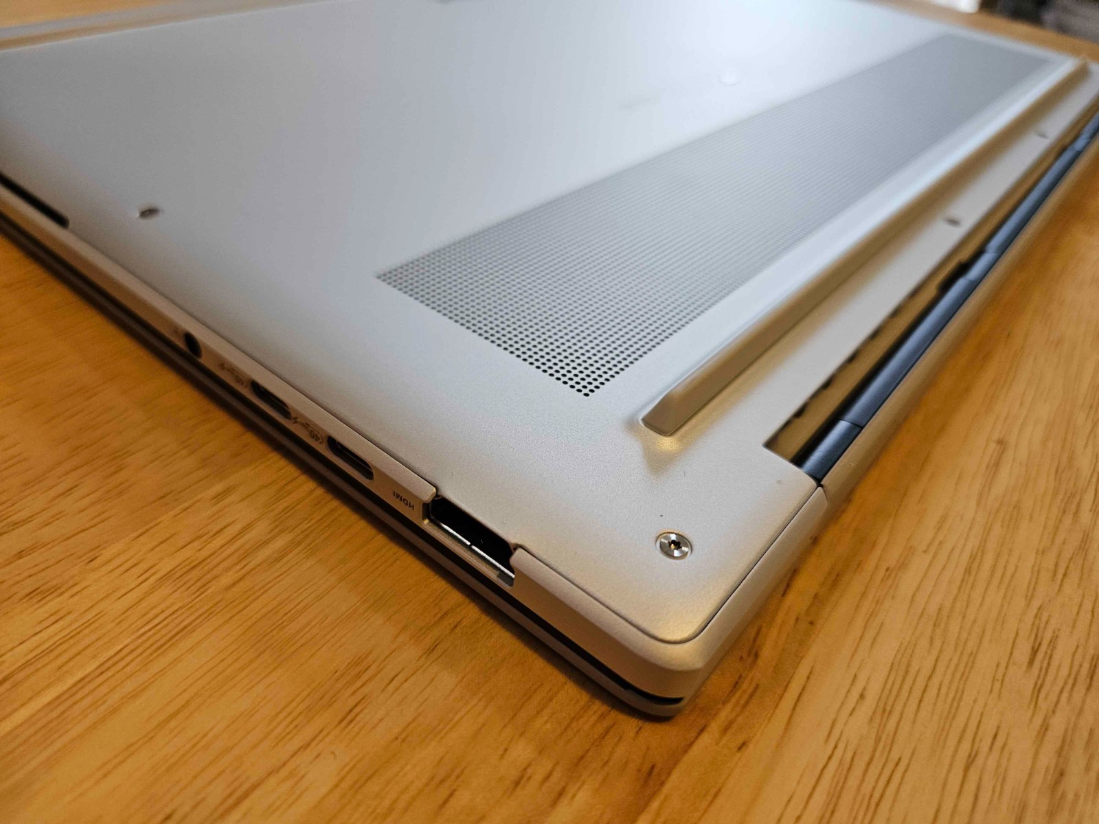 ASUS Zenbook S 16 16” 3K OLED Touchscreen 120Hz AMD Ryzen AI 9 365 24GB 1TB SSD