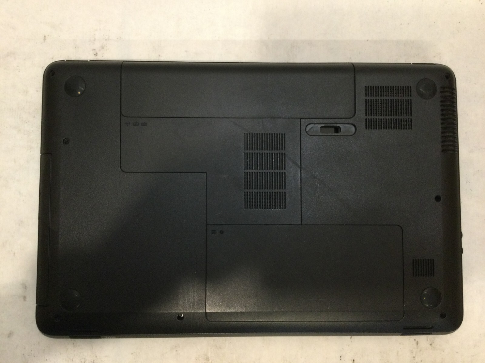 HP 2000-2d19WM 15.6” / AMD E-300 @ 1.30GHz / (MISSING PARTS!) MR