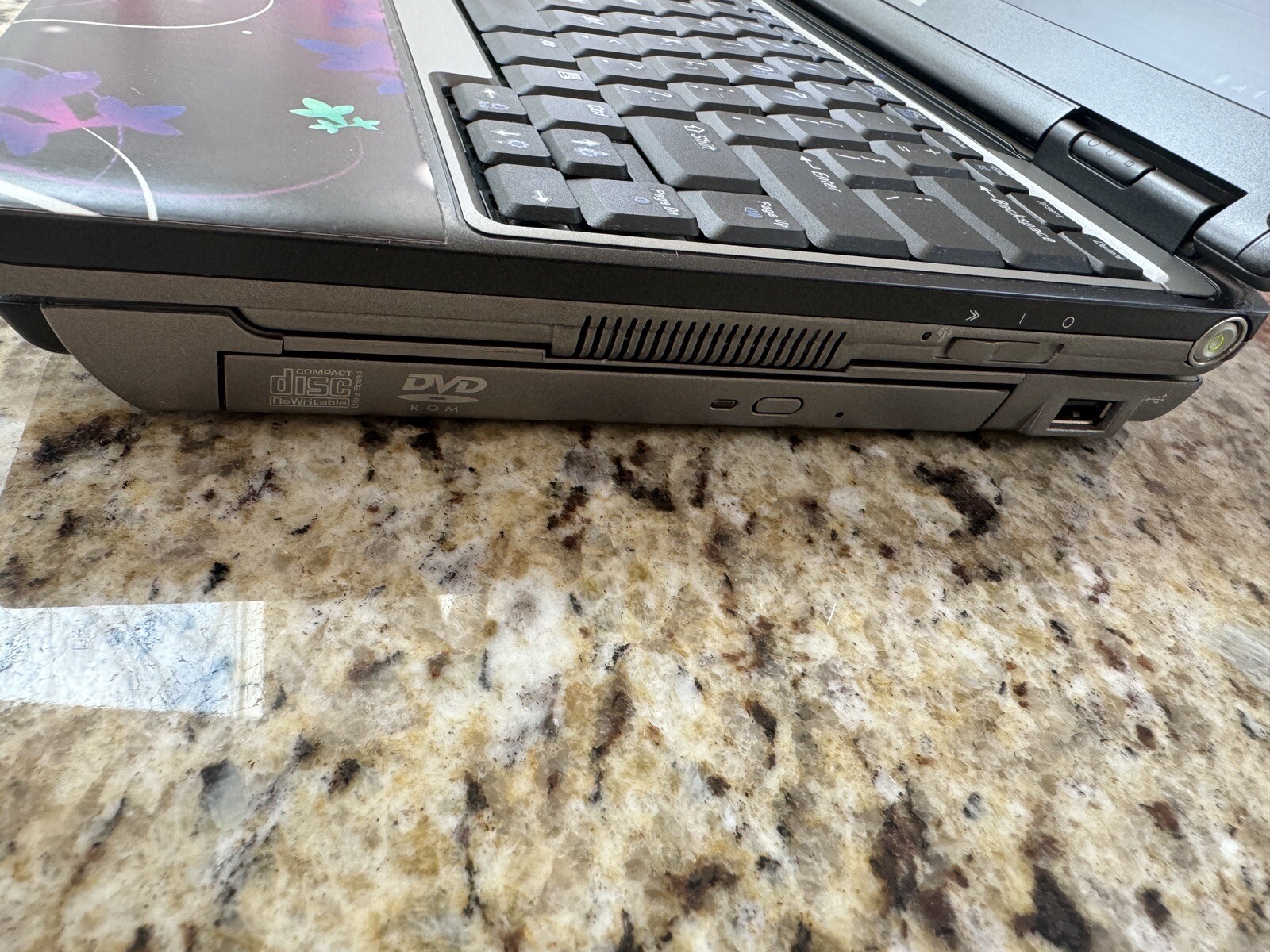 Dell Latitude D430 Core2 Duo 1.33GHz 2GB RAM 60GB HDD Win 7 Pro 32 w/ Media Dock