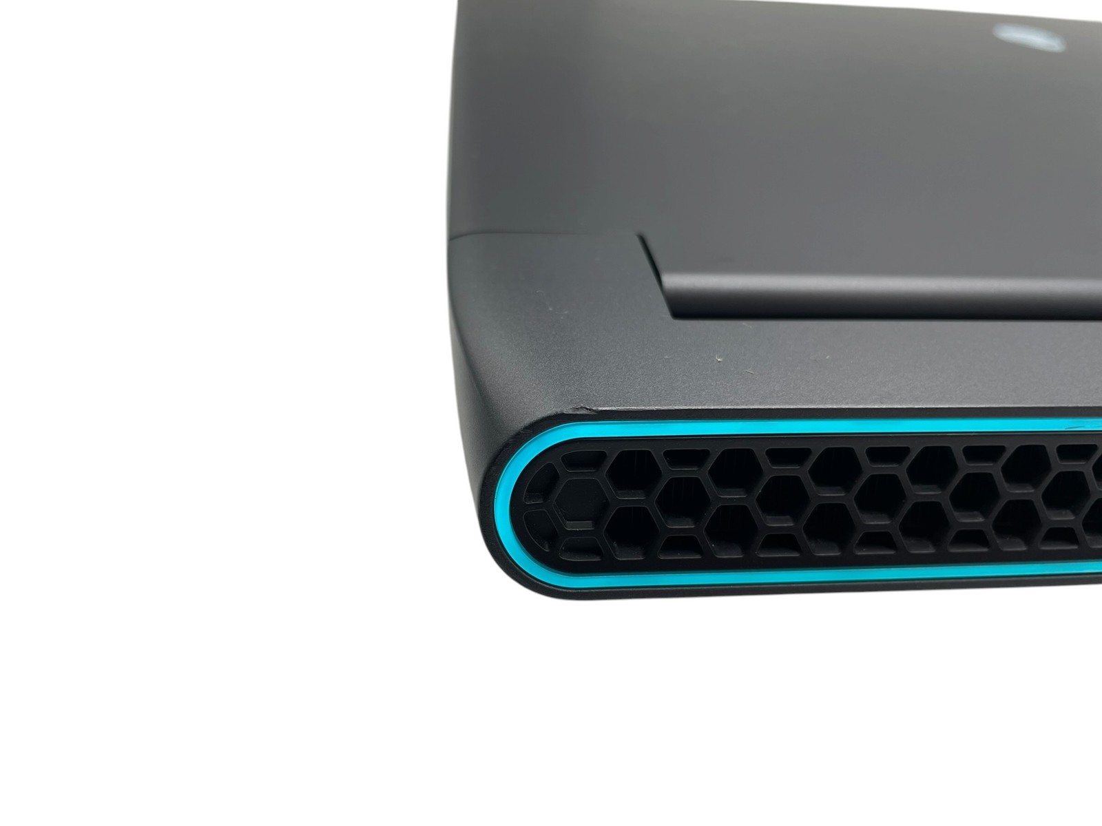 Alienware M15 R7 15″ – I7 2.3GHz – 32GB RAM- 4TB SSD – Grade D