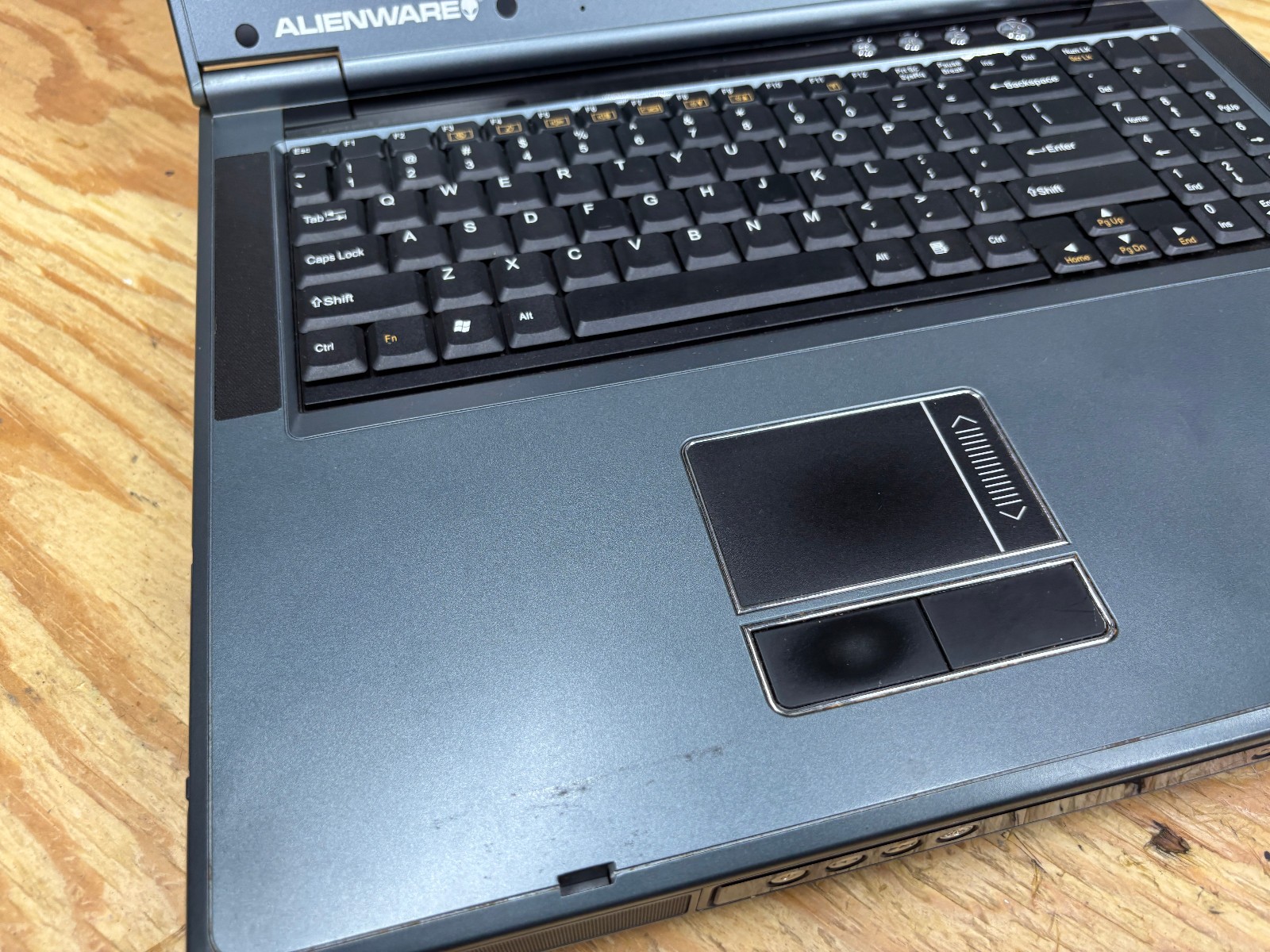 Alienware Area-51 m7700 Clevo D900T 17″ P4 3.4GHz Powers On No Display AS-IS