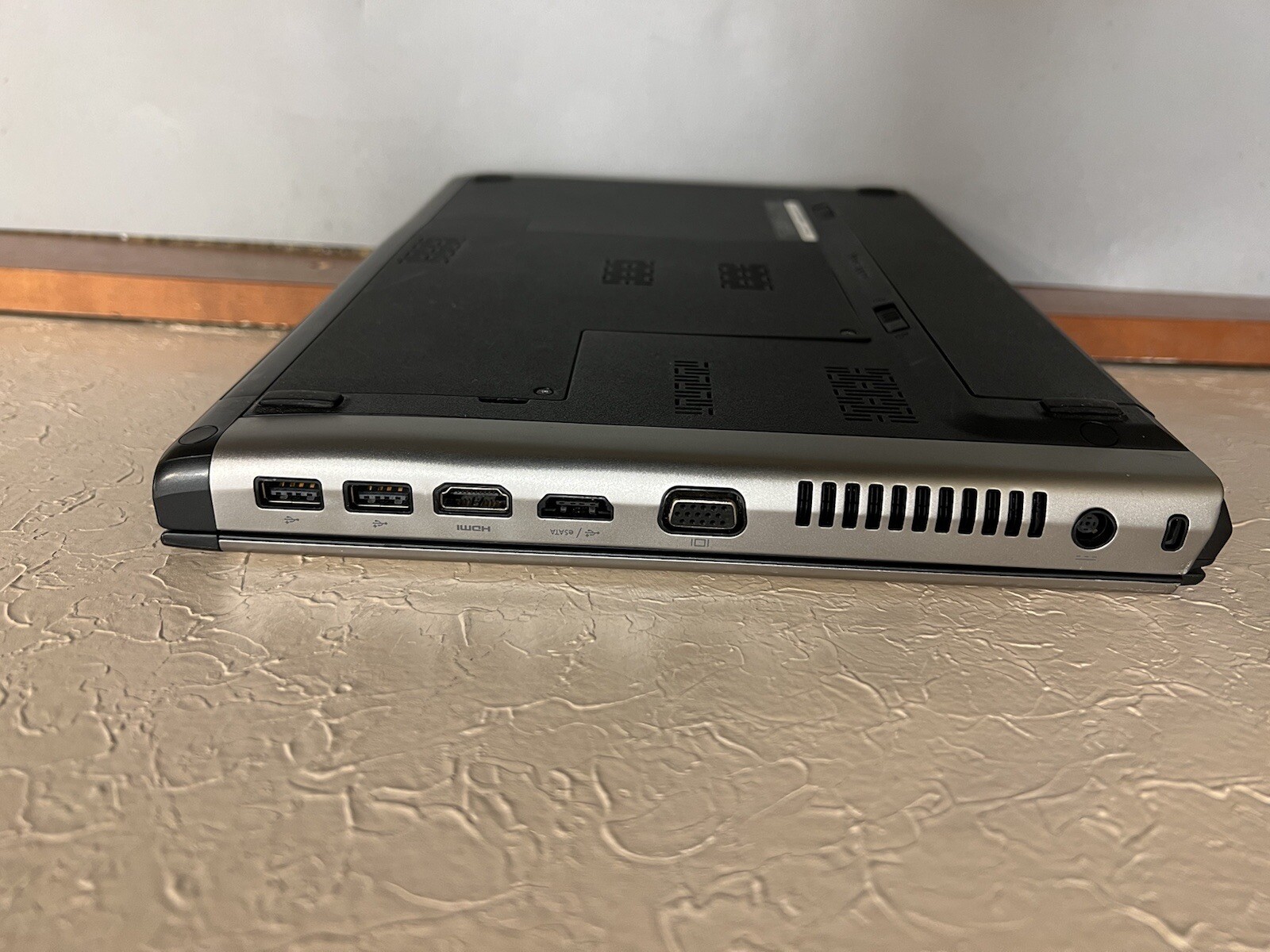 Dell Vostro 3400 Intel Core i5 M560 2.66GHz 6GB RAM 500GB HDD WEBCAM NVIDIA