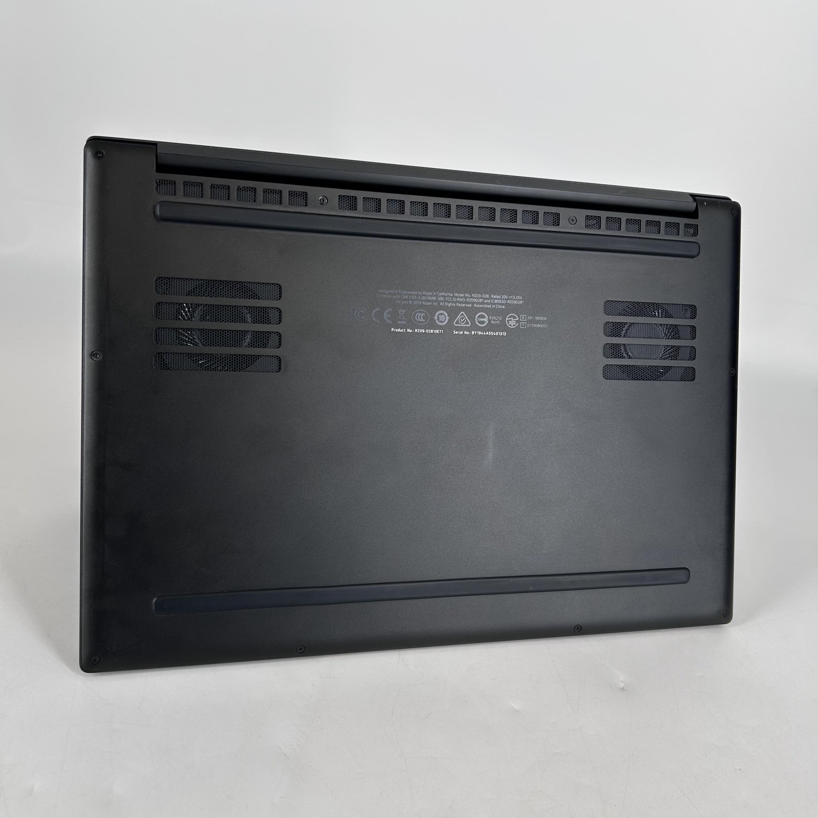 Razer Blade Stealth 13 FHD i7-8565U 1.80GHz 8GB 256GB SSD Good Chipped Screen