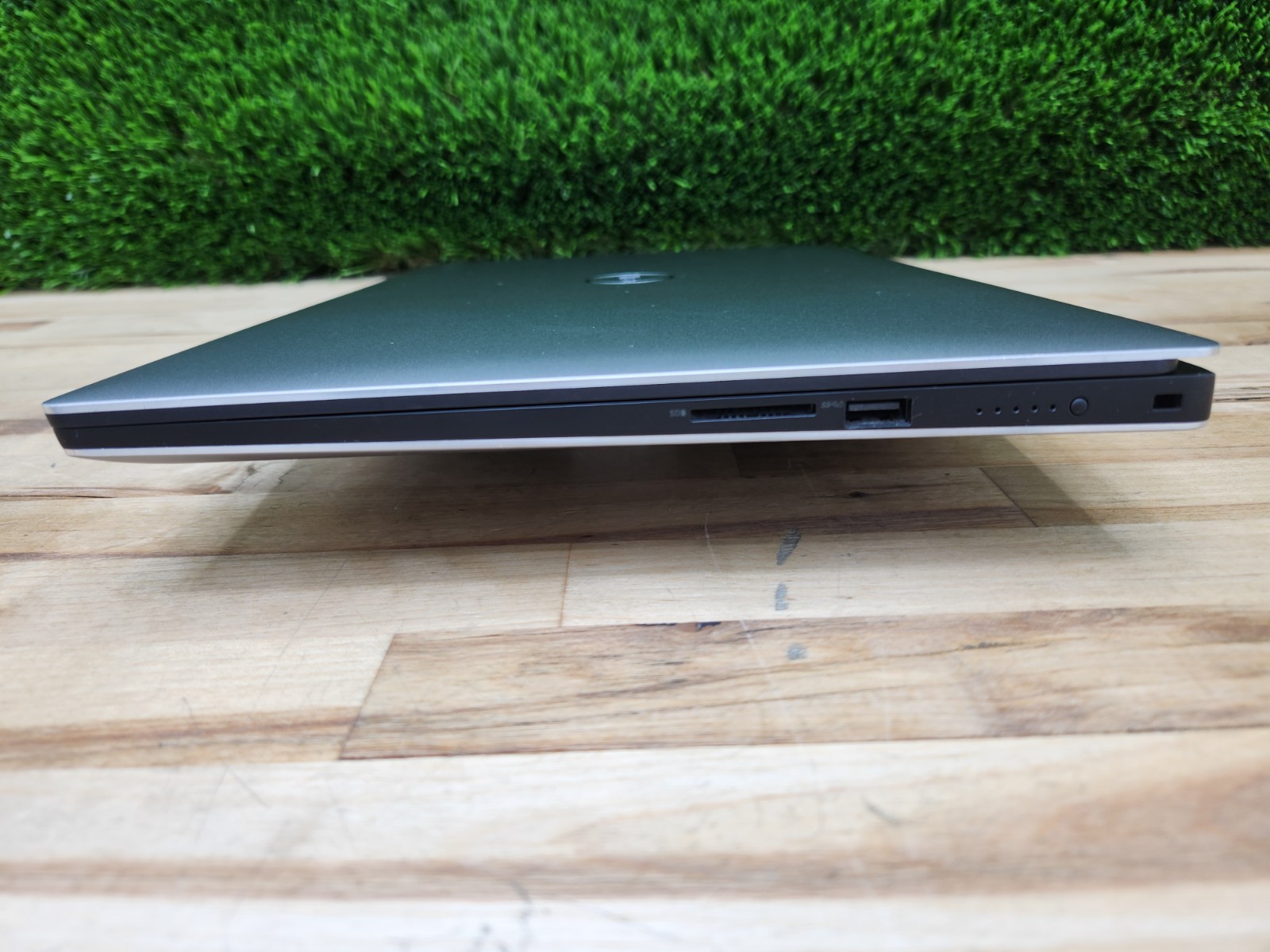 Dell Precision 5540 15.6″ 4K Touchscreen E-2276M 16GB 512GB SSD Quadro T2000 ~