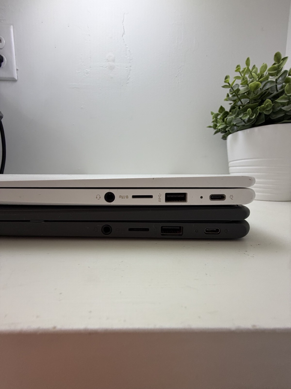 Lot Of 2 – White/Black – HP Chromebook x360 (11-ae131nr, 11-ae027nr)