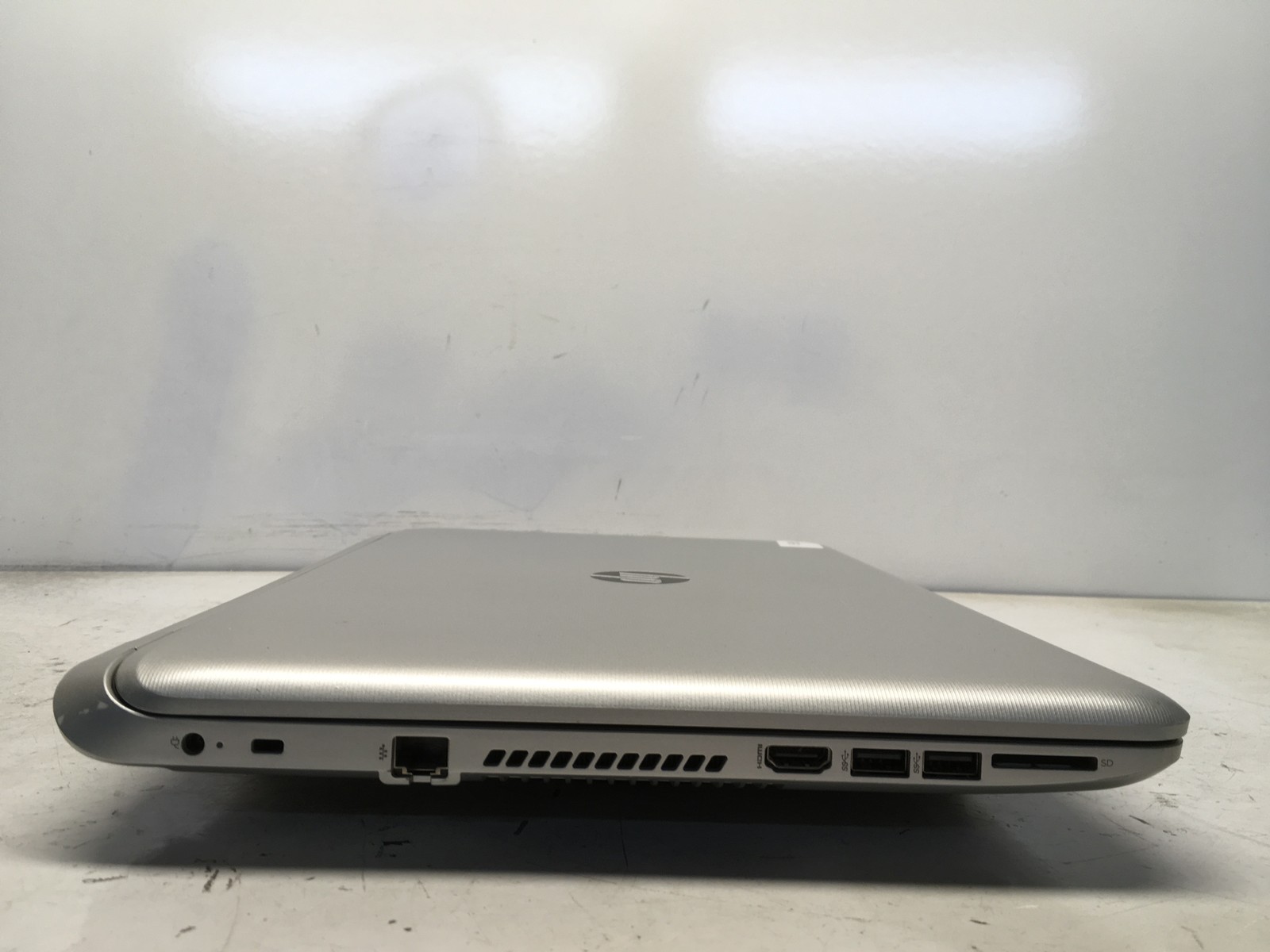 HP Pavilion 17-F220NR AMD Quad-Core A8-6410 2GHz No HDD/Ram/Batt