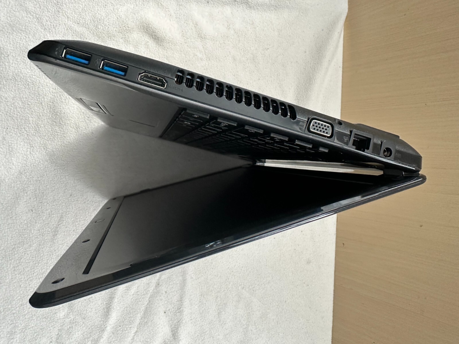 Medion Akoya MD99090 (E6234) Laptop* Intel B960 2.20GHz 8GB RAM 120GB SSD