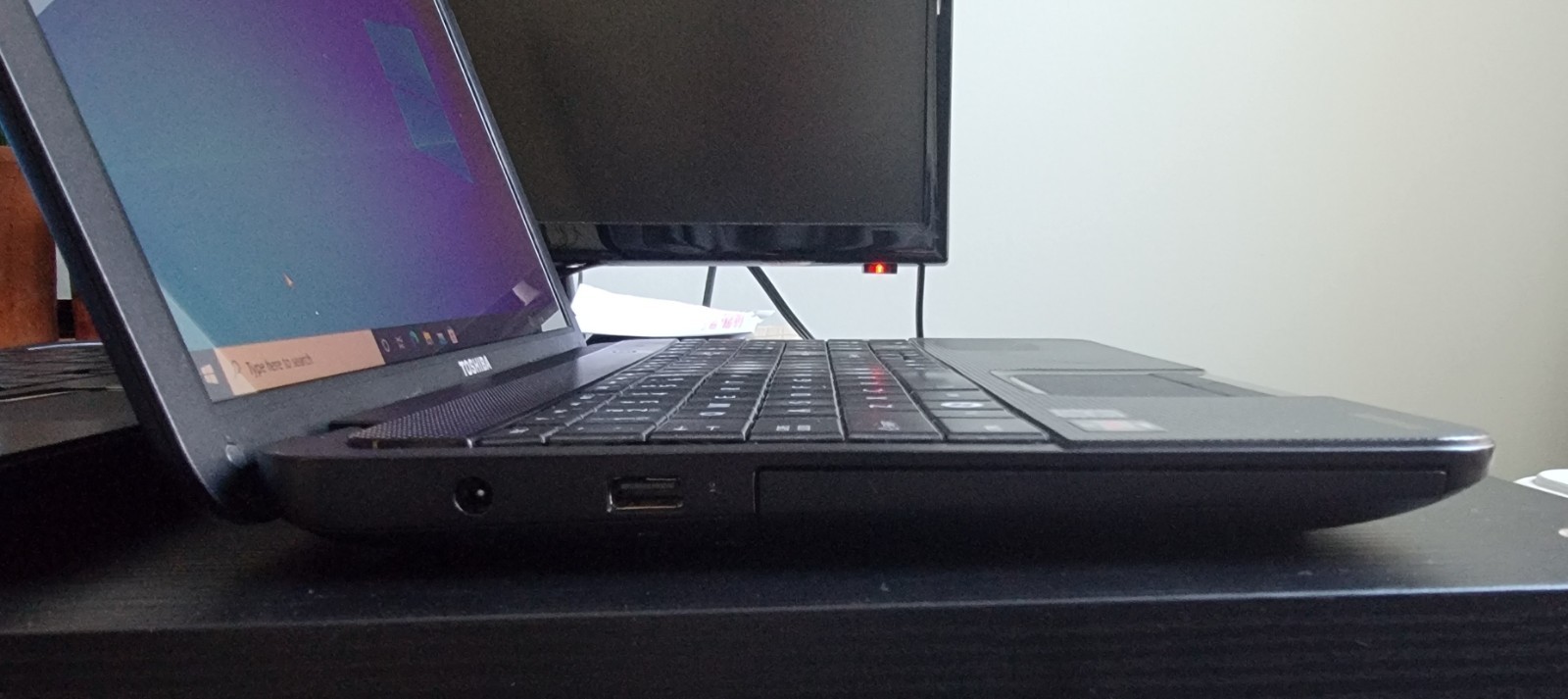 2x Toshiba Satellite C855D Laptop AMD E2-1800 1.7 GHz 8GB RAM 500/300 GB Win 10