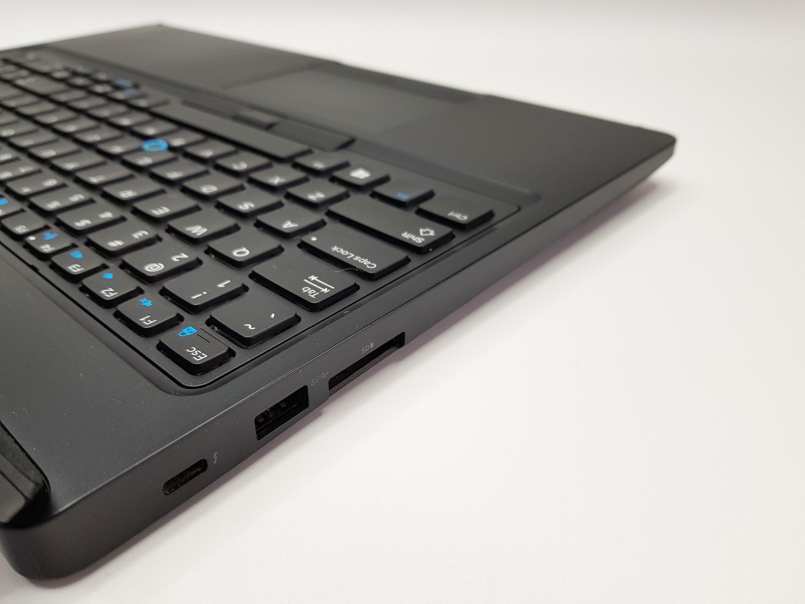 Dell Latitude 5591 15.6″ I7-8850H 8GB DDR4 256GB SSD MX130 Win 11 Pro Laptop