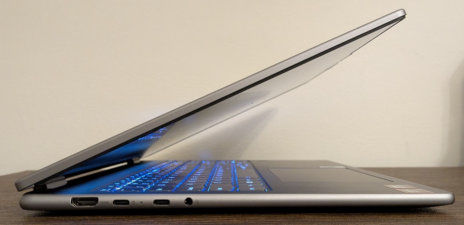 Lenovo Yoga 7 16″ 2-in-1 Touch (Ryzen 5 8640HS, 8GB RAM, 512GB SSD) Laptop