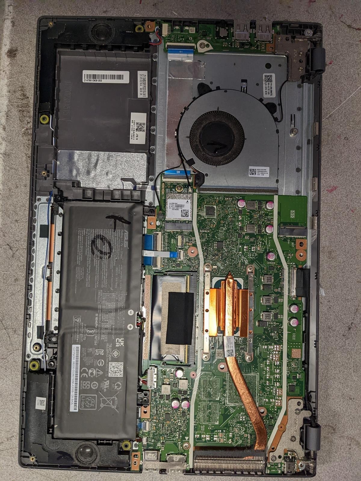 ASUS VIVOBOOK R565E i5-1135G7 @ 2.40GHz, 8GB RAM, NO HDD/OS