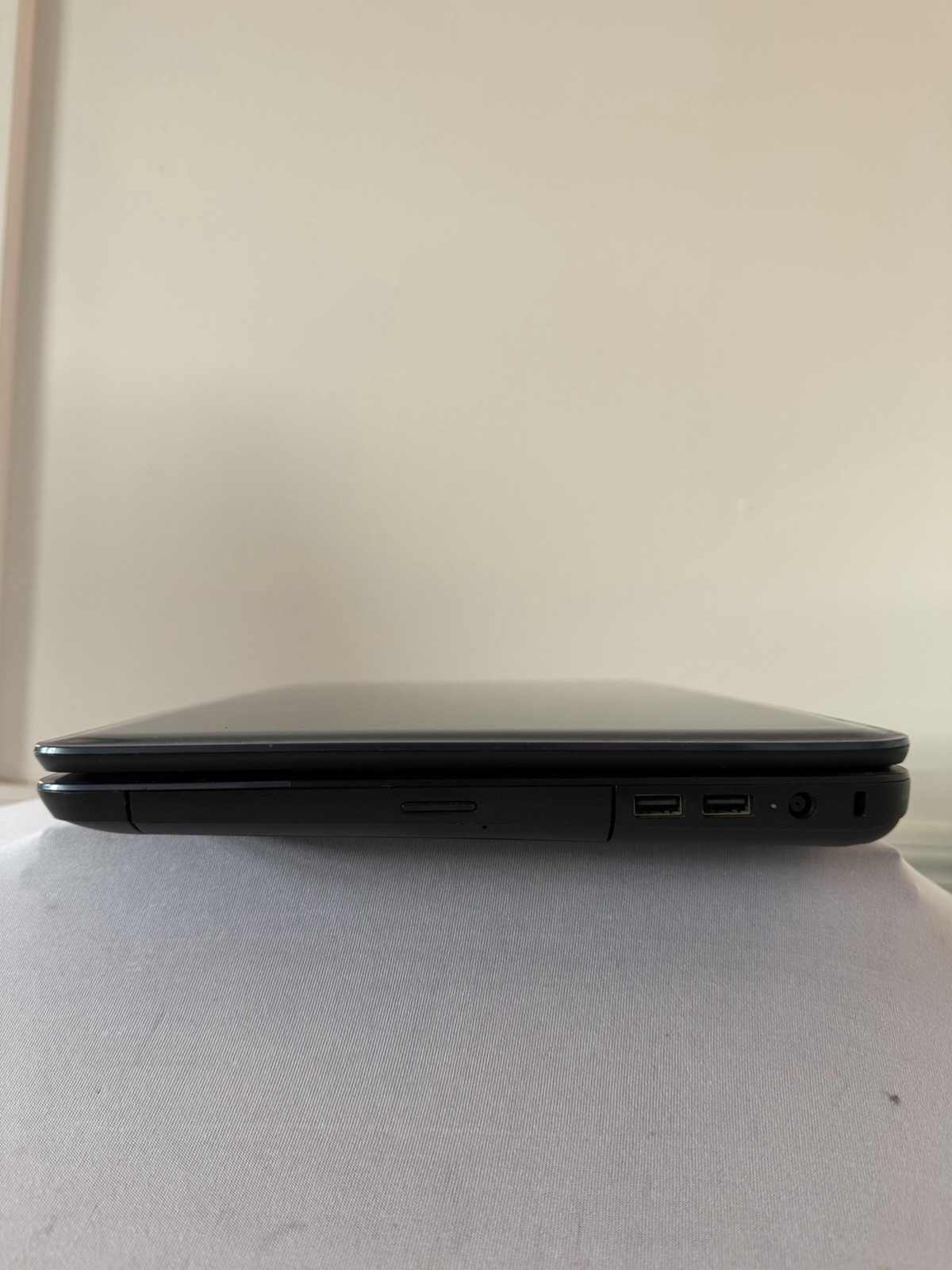 HP Notebook 2000 Laptop – Good Screen – AMD E-300 – RAM 4 GB – Read Des