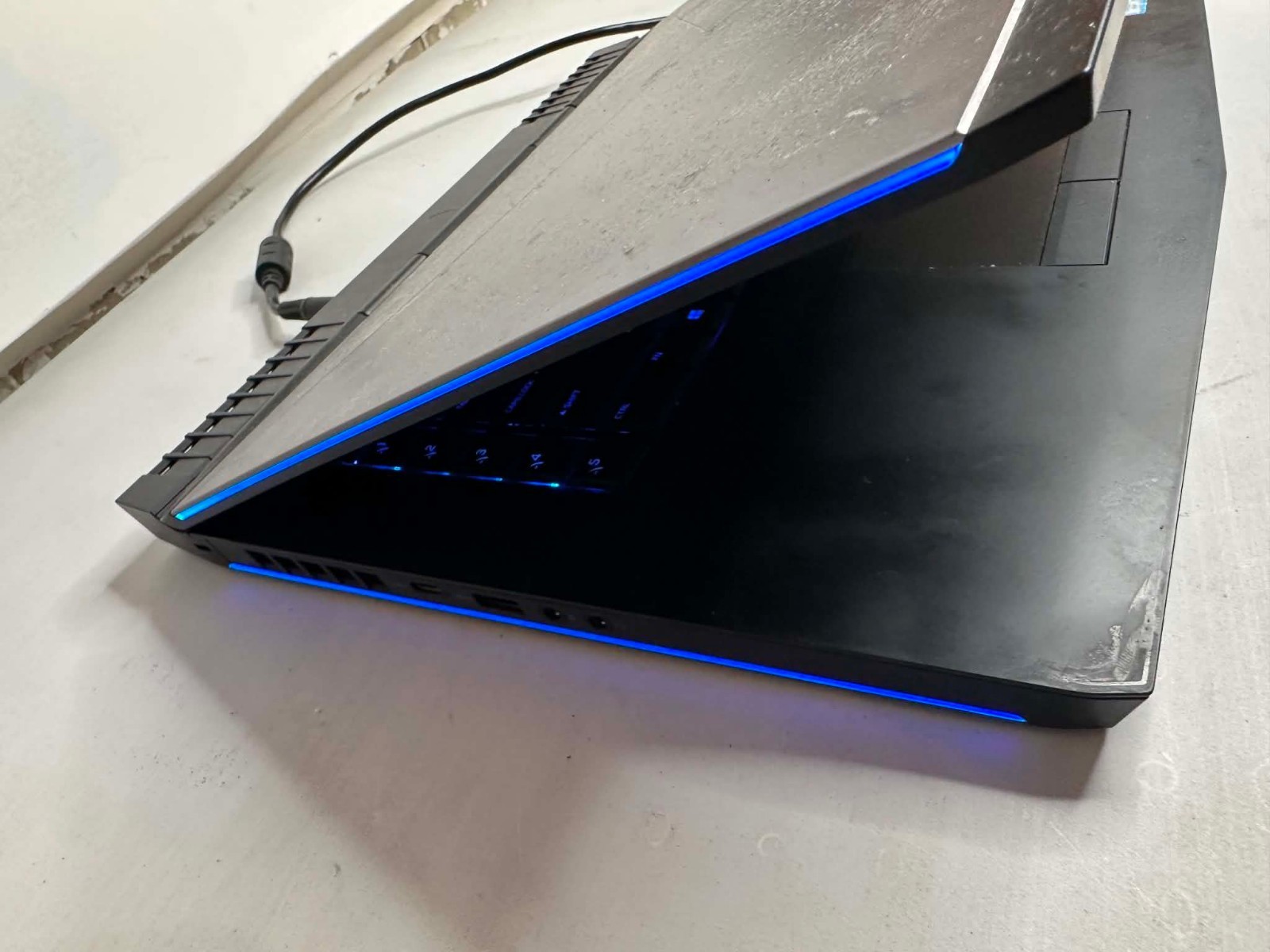 Dell Alienware 15 R3 i7-6700HQ GTX 1060, 16GB ram, 128GB SSD, 1TB HDD – Low batt