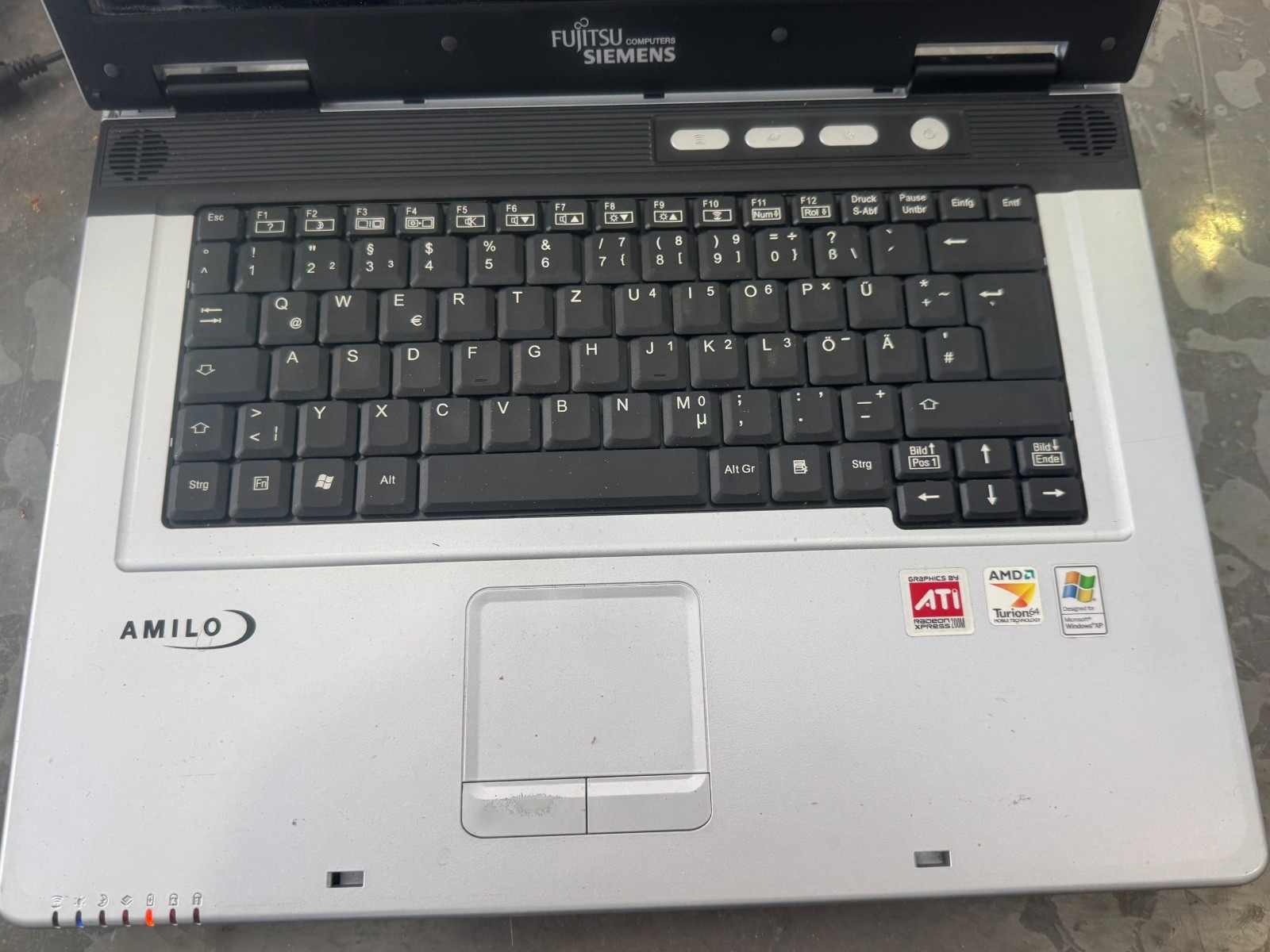 Fujitsu Siemens Amilo A1650G Model: M52174 Vintage Laptop + Power Supply