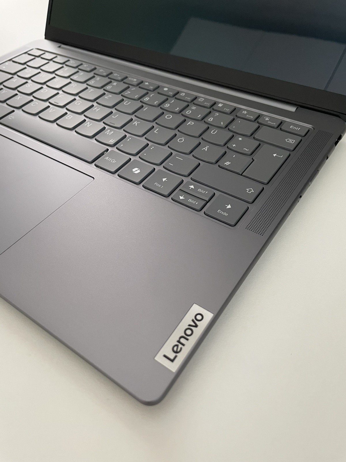 Lenovo Yoga Slim 7i AI Laptop 14” WUXGA OLED Display Intel i7 32GB Ram 1TB SSD