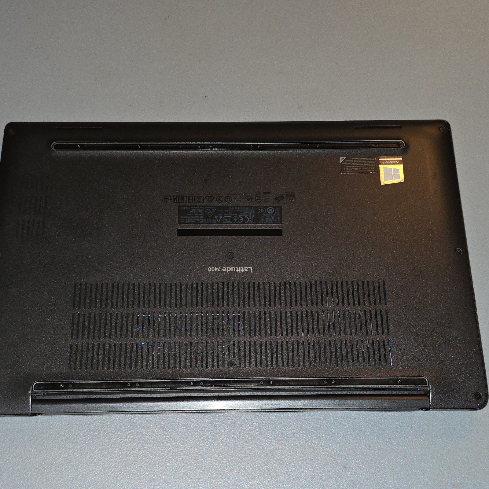 Dell Latitude 7400 14″ FHD i7 16GB RAM 256GB SSD Win 11 Black