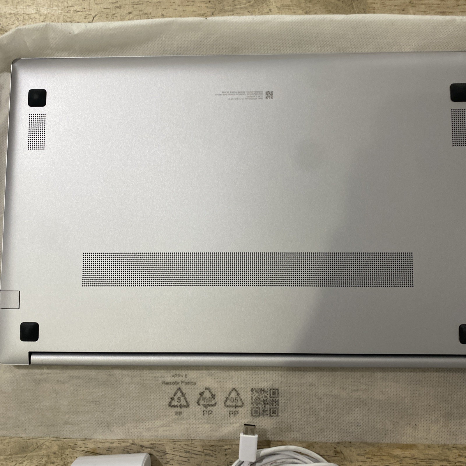 Samsung Galaxy Book 4| 15.6 Silver FHD Intel Core 7 150U| 16GB RAM|512GB SSD