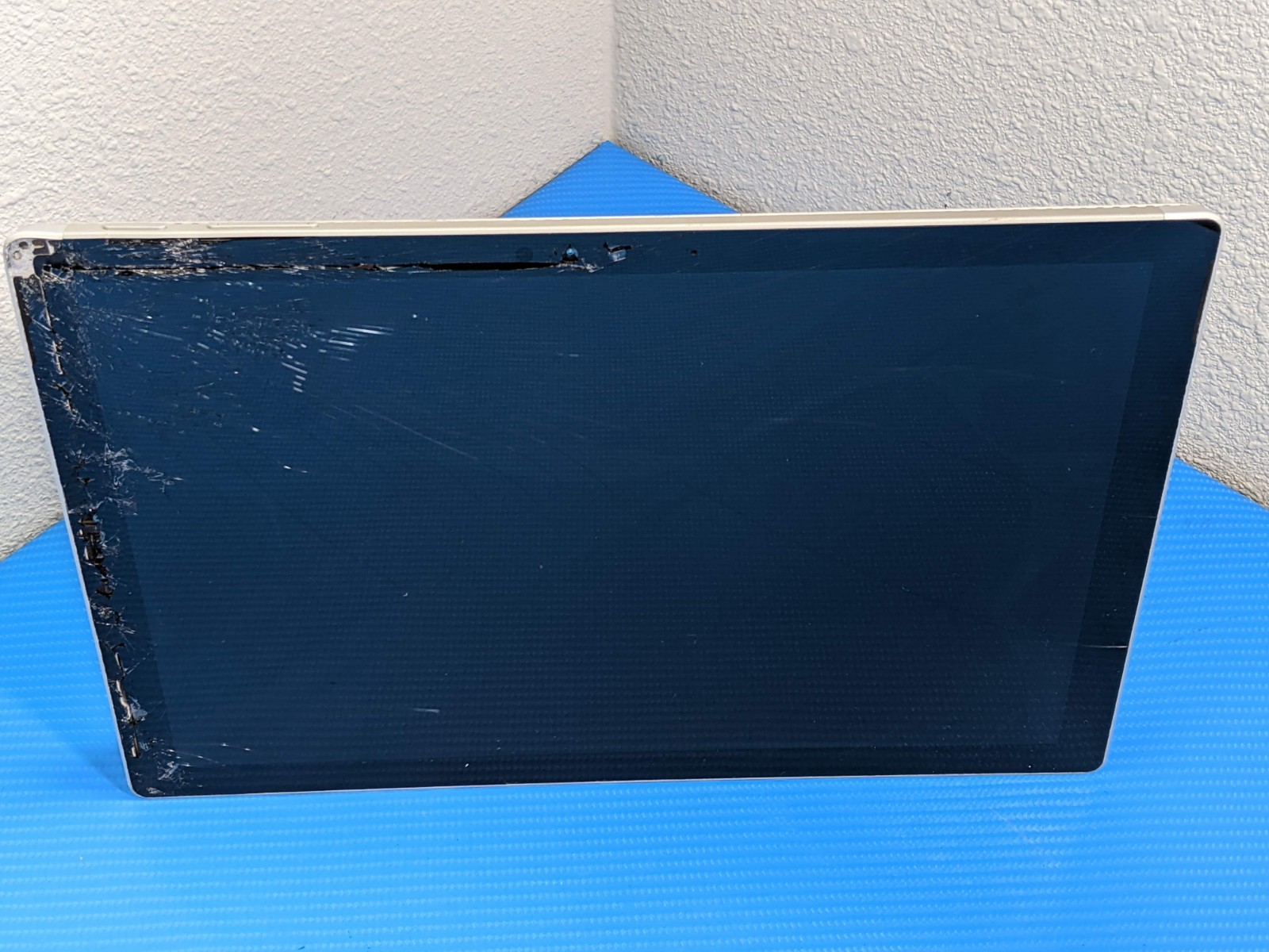 MS Surface Pro 4 1724 12.3″ TABLET i5-6300U 2.4GHz 4GB 128GB SSD AS IS FOR PARTS