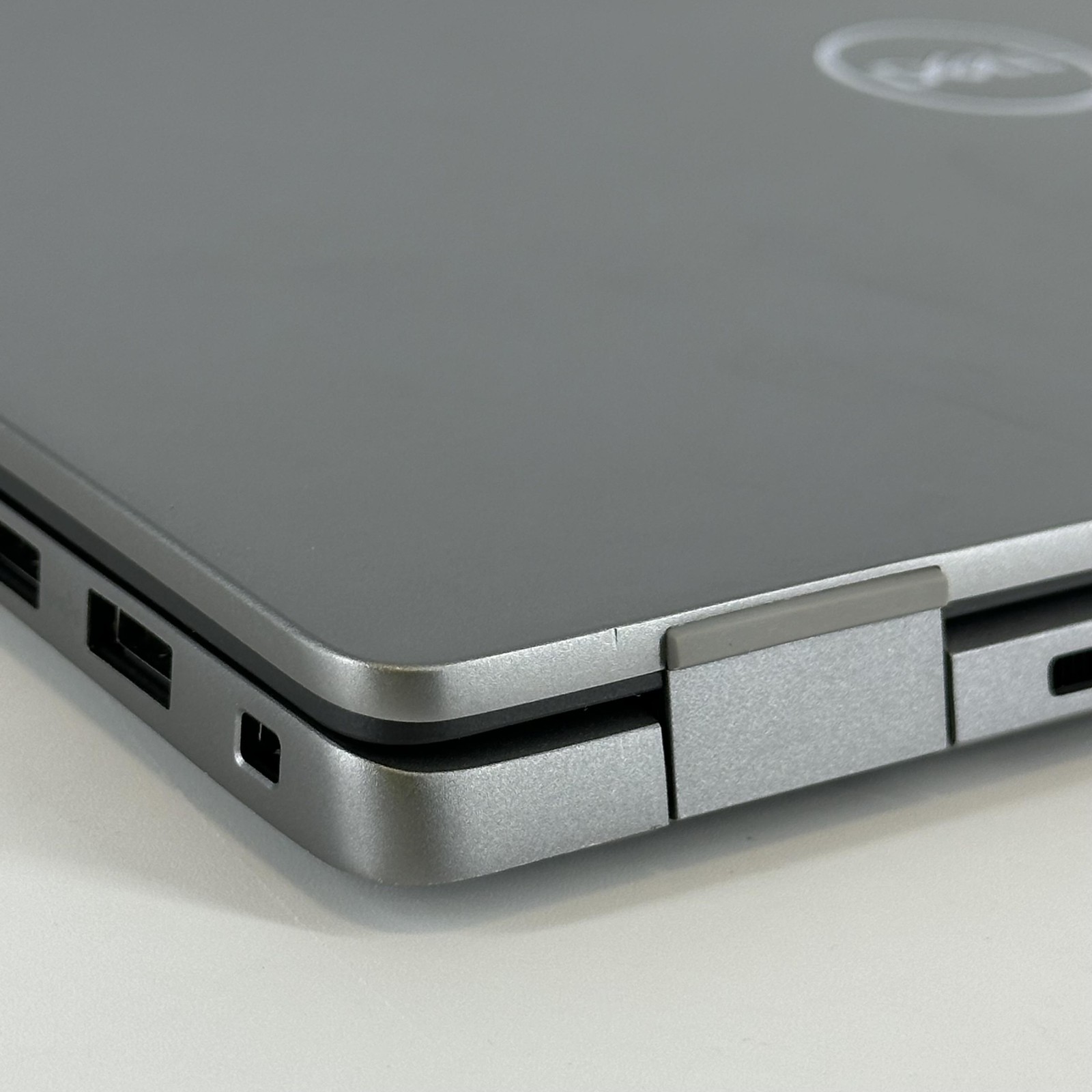 Dell Latitude 7450 14 QHD+ TOUCH 3.8 GHz Ultra 7 165H 32GB 256GB SSD Very Good
