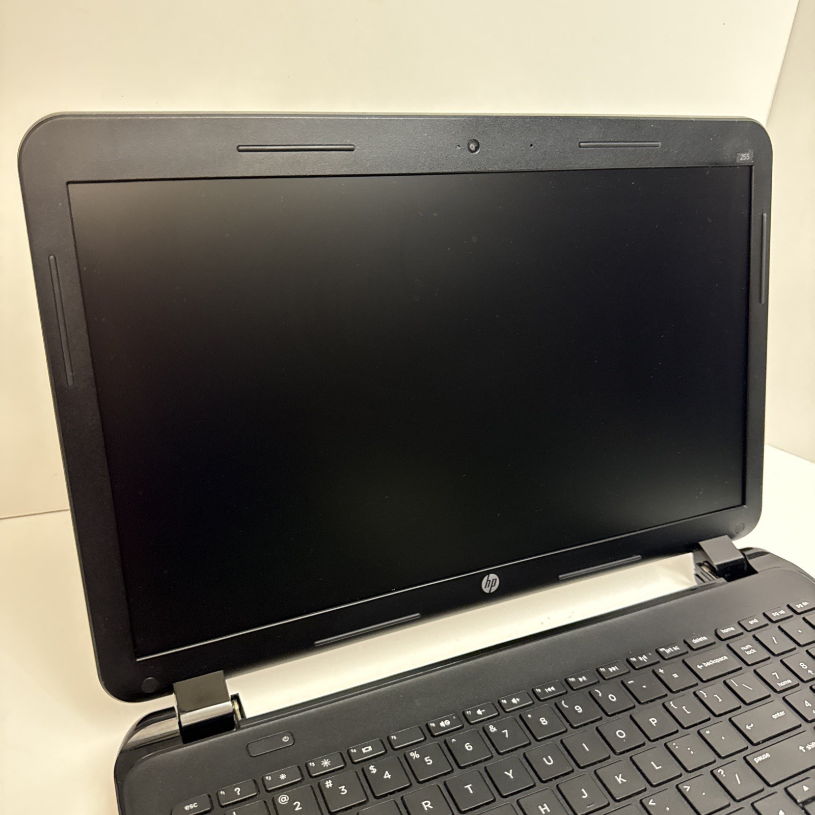 HP 255 Laptop AMD A4 4gb Radeon R2 15.6″ win 10 250GB HDD – No Battery – As Is