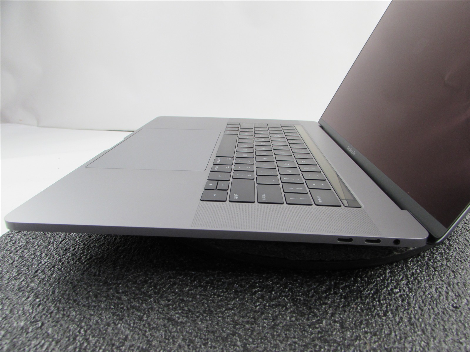 APPLE MACBOOK PRO A1707 2880X1800 I7-7700HQ 256GB SSD 16GB RAM AMD GPU NO O.S