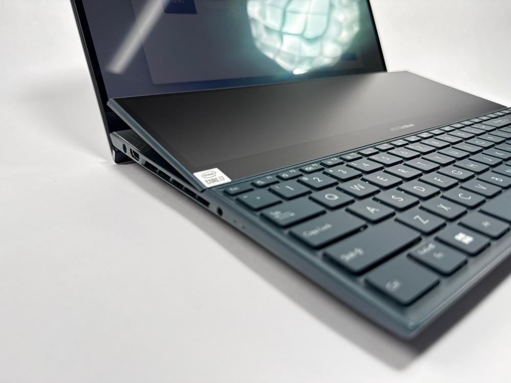 ASUS ZenBook Pro Duo 15 OLED UX582 i7 16GB 1TB RTX 3070 4K Laptop