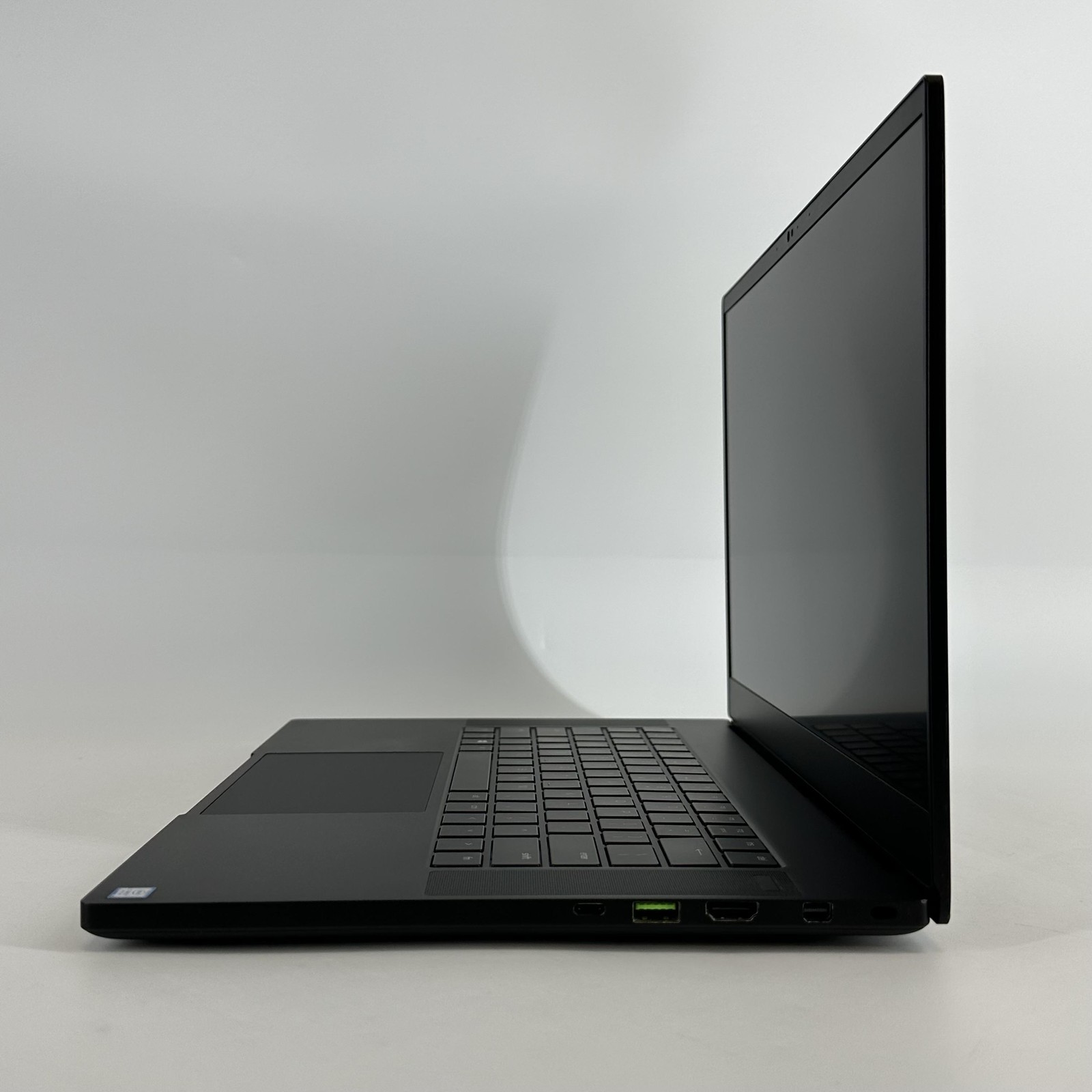 Razer Blade 15 Advanced 240Hz FHD i7-9750H 2.60GHz 16GB 1TB SSD RTX 2080 Max-Q