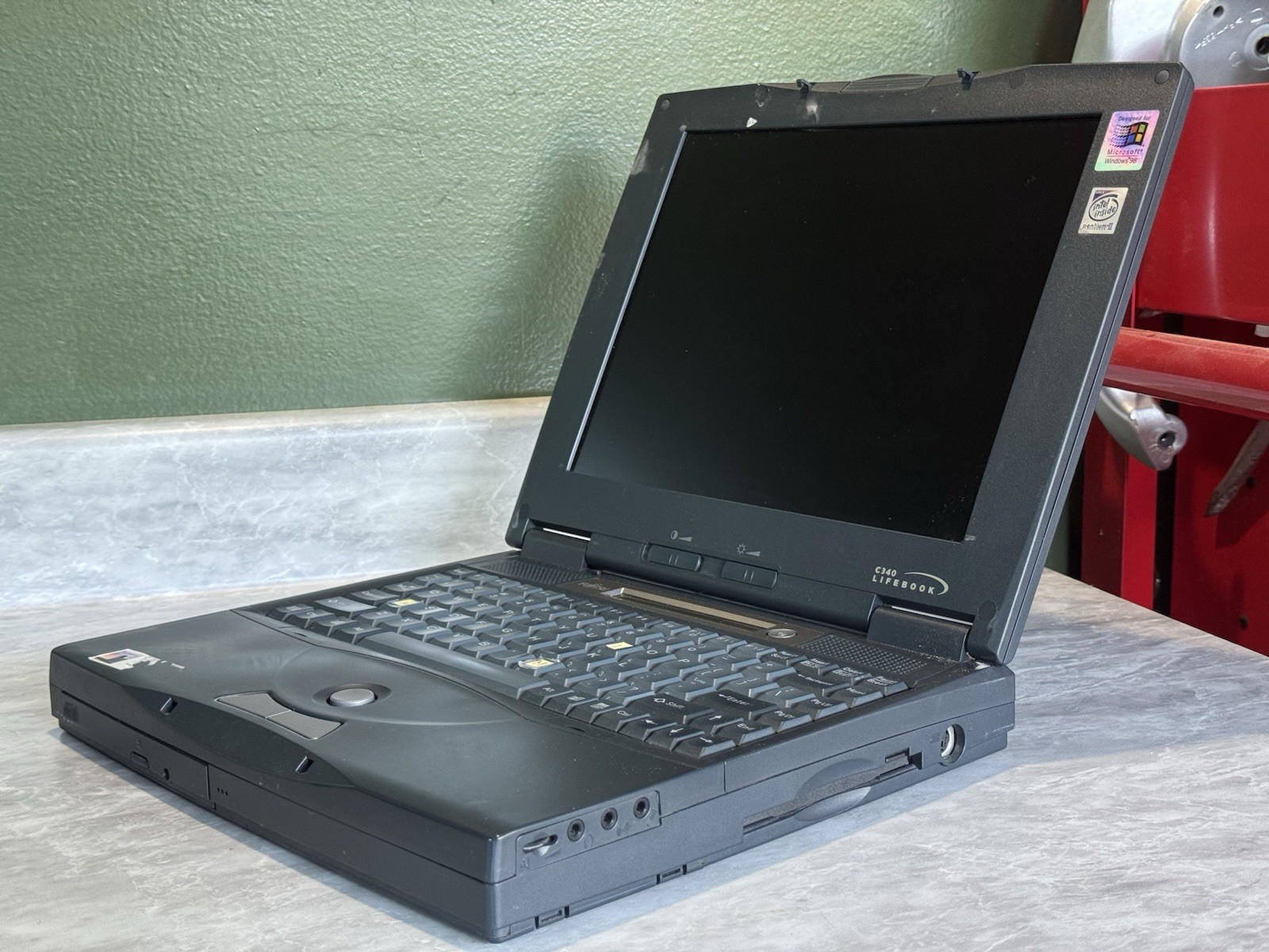 Fujitsu LifeBook C340 Laptop Intel Pentium II 32mb RAM 3gb HDD Windows 98