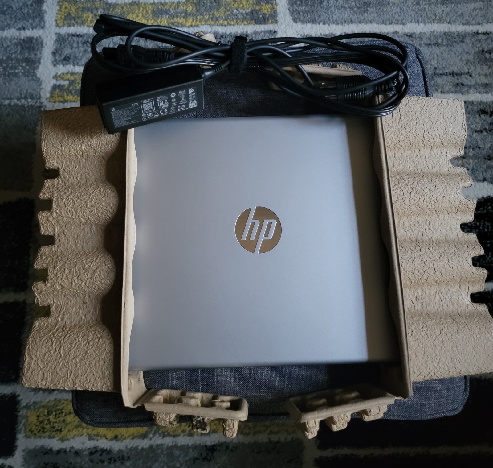 HP 15.6″ TouchScreen Laptop amd Ryzen 5 700 series/ 16GM RAM / 256GB SSD Silver