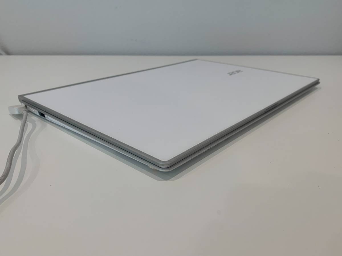 Acer Aspire S7 Ultrabook Laptop with Sleeve *