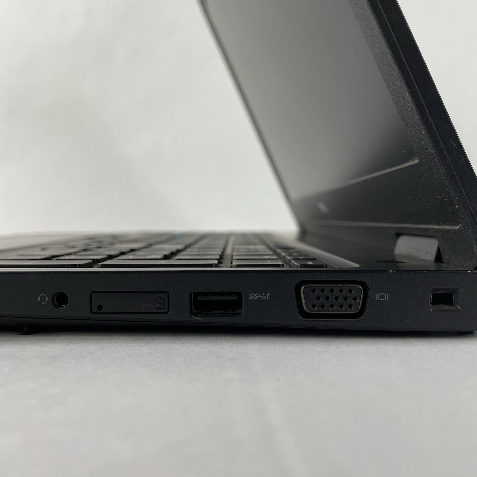 Dell Latitude 5580 15.6″ i5-7300U 2.6 GHz 8 GB RAM No SSD/OS/AC – No Hinge Cover