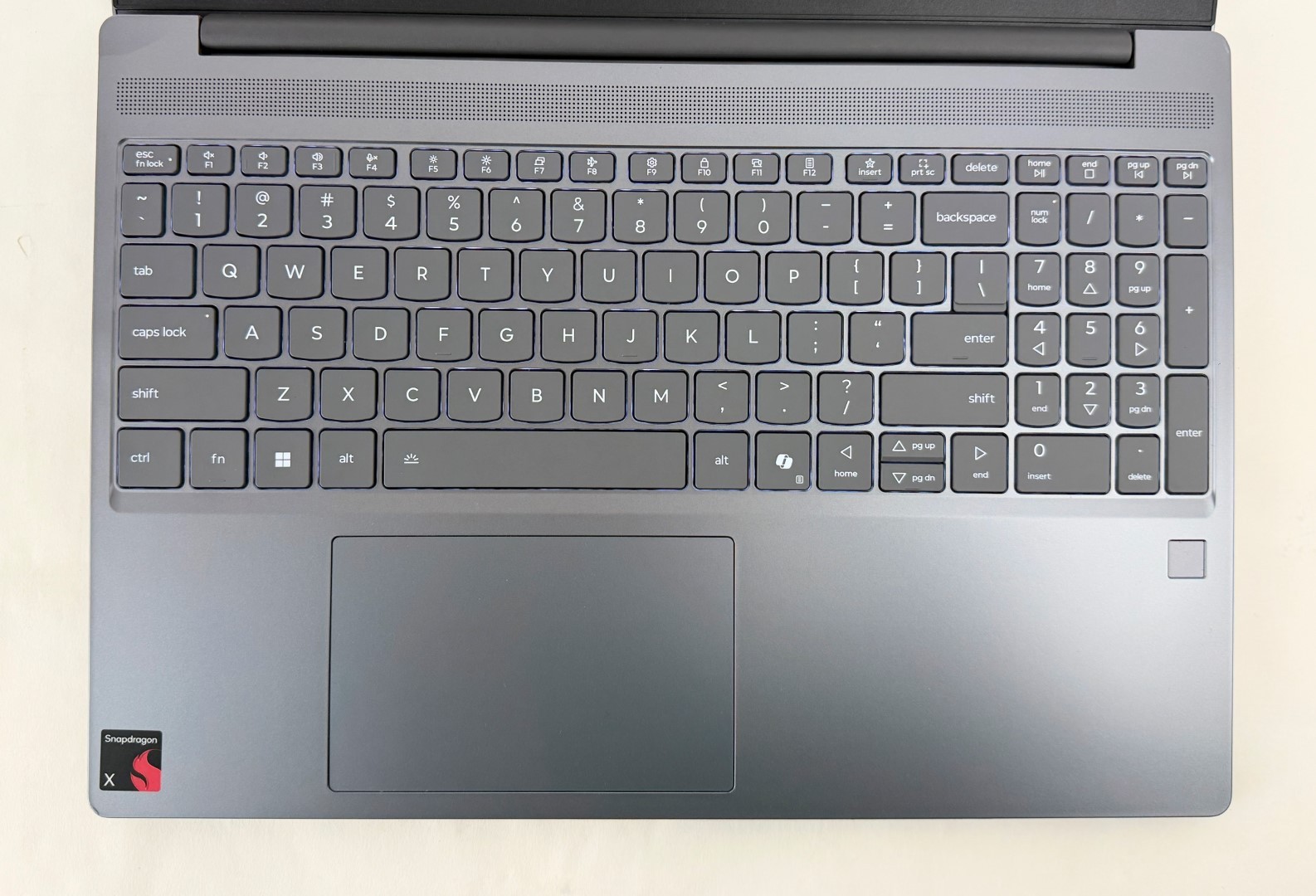 Lenovo IdeaPad Slim 3 15Q8X10 15.3″ WUXGA Touch Snapdragon X 16GB 1TB W11H Dents