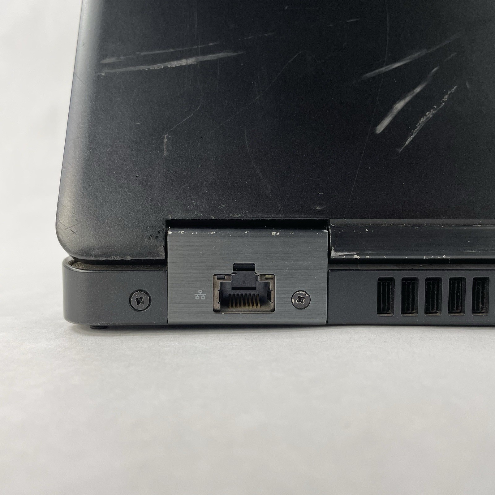 Dell Latitude 5580 15.6″ i5-7300U 2.6 GHz 8 GB RAM No SSD/OS/AC – No Hinge Cover