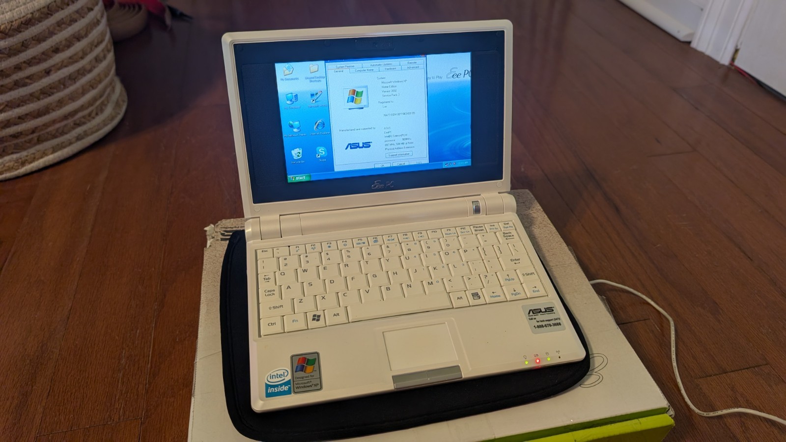 ASUS Eee PC 701SD 7in Netbook Celeron 900MHz 512MB RAM 8GB HDD XP + Case and Box