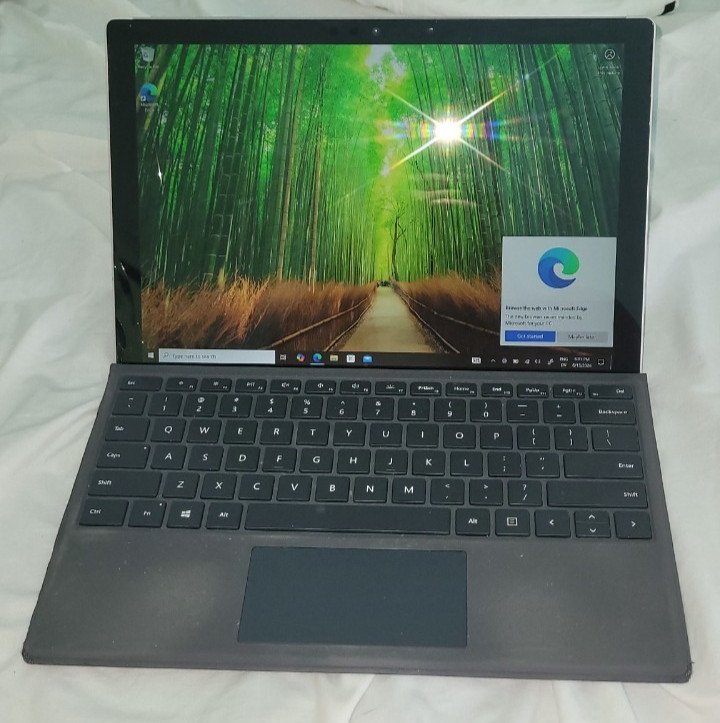 Microsoft Surface Pro 5 128gb (cracked screen on the side), 100% working