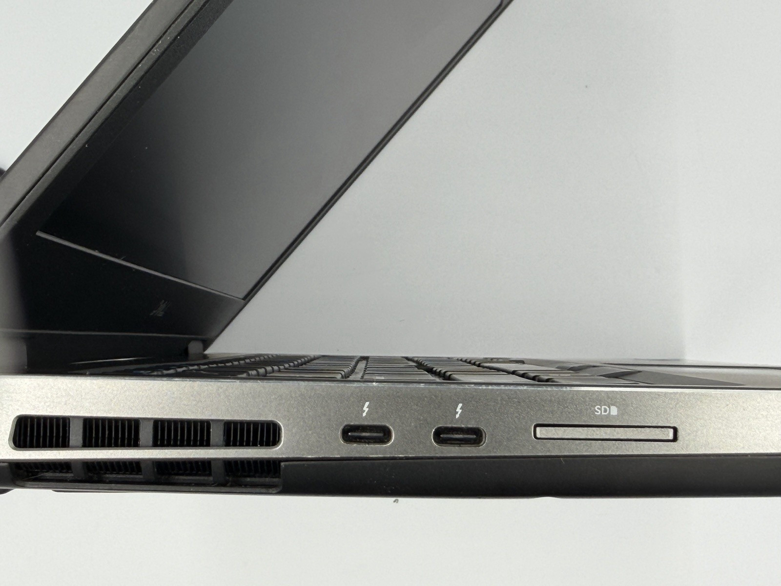 Dell Precision 7530 15.6″ i7 8850H 16GB 256GB SSD Quadro P2000 Win 11 Laptop