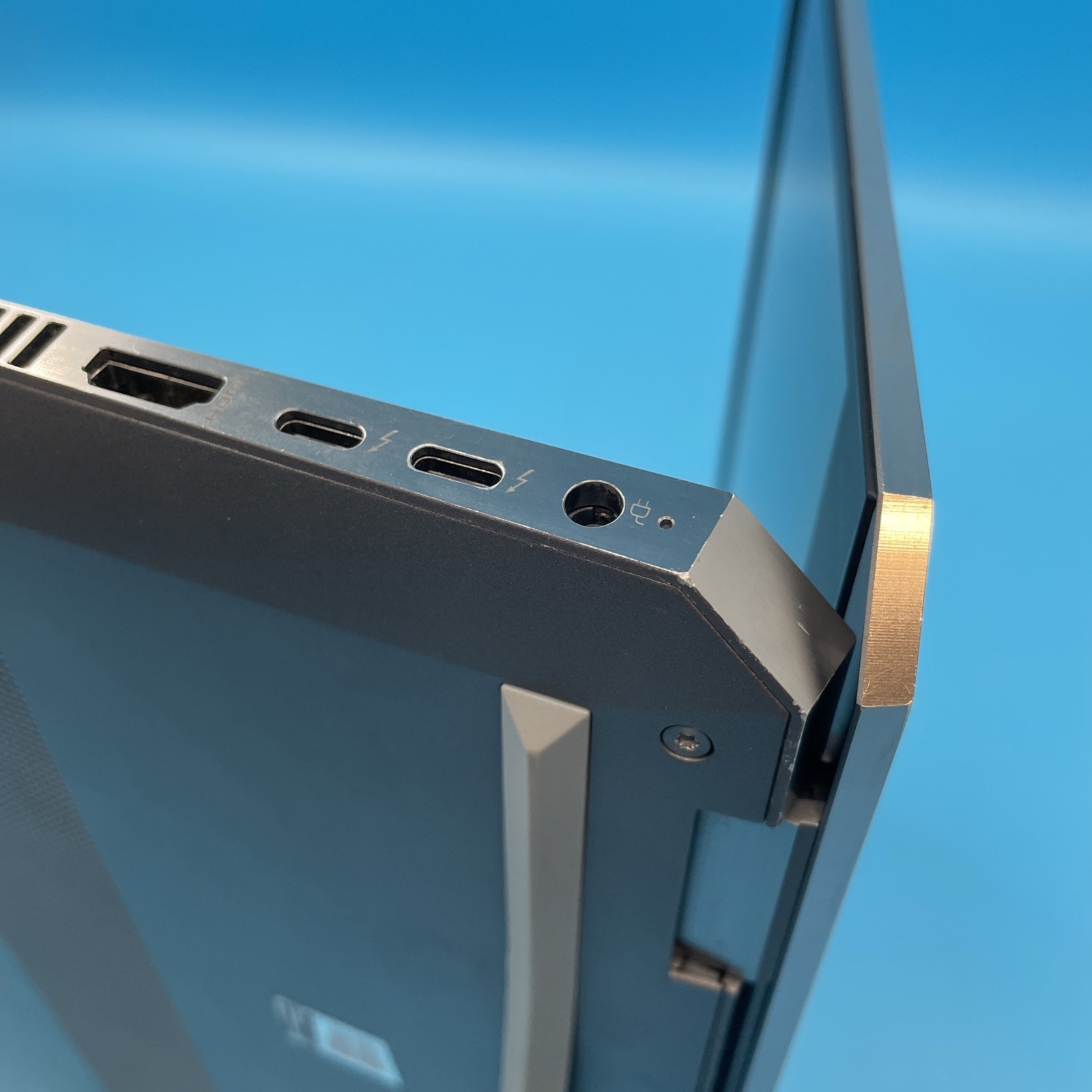 HP ZBook Studio G5 | i7-8850H | 8GB RAM | NO SSD | P1000 | NO OS | 61% BATT