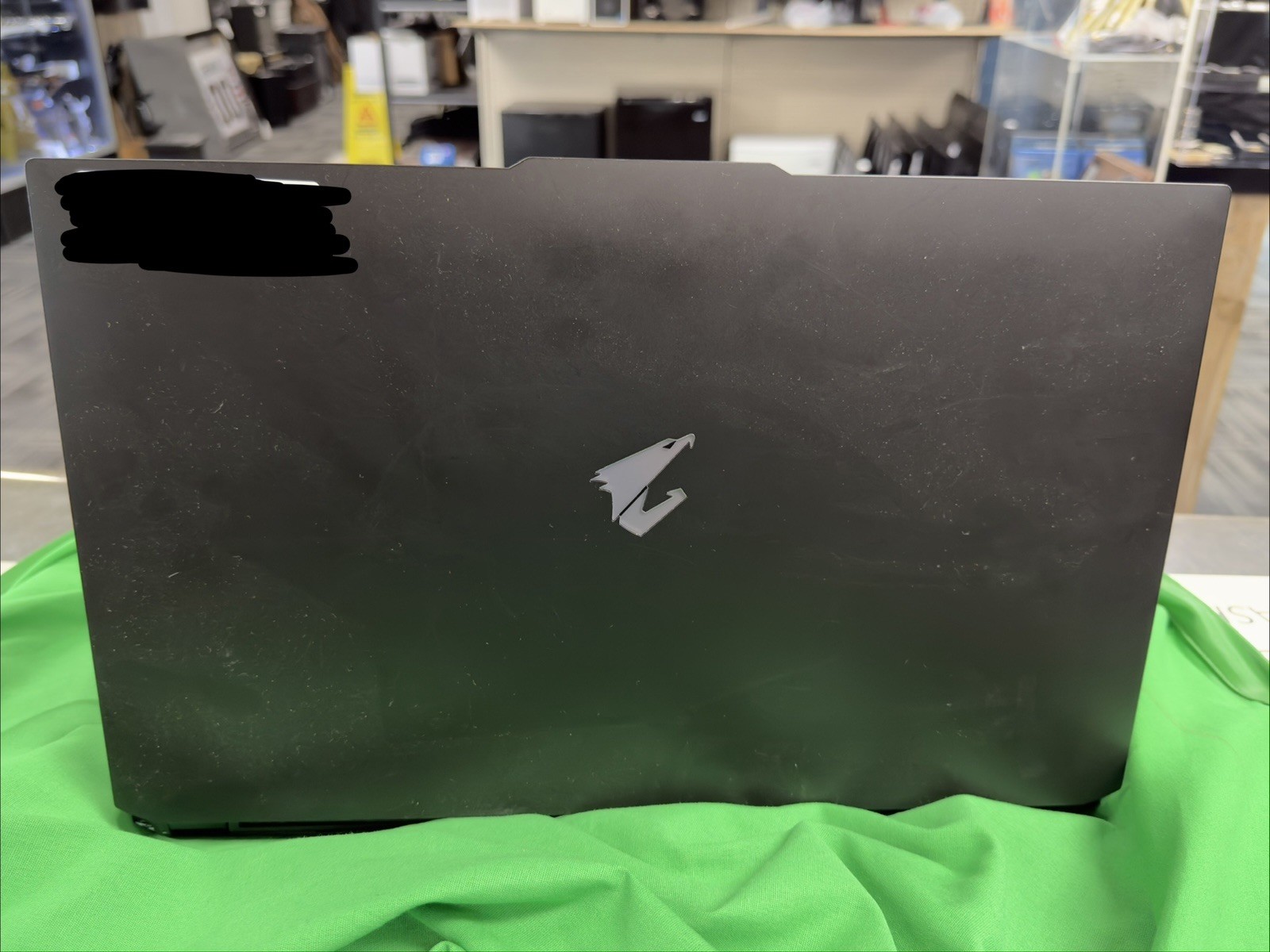 GIGABYTE AORUS 7 9KF-E3US513SH 17.3″ FHD RTX 4060 Laptop i5 16GB Win 11