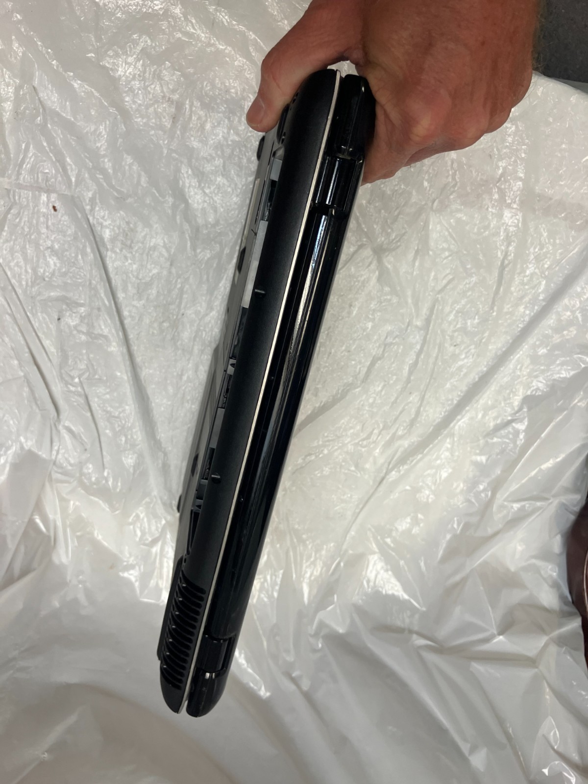 HP PAVILION DV2000 – AMD TURION 64 – 1GB RAM – 14″ -NO HD FOR PARTS