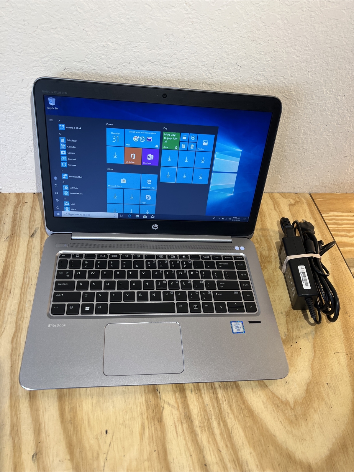HP EliteBook Folio 1040 G3 14″ Core i5-6300u 256GB SSD 8GB RAM Win 10 .Office19