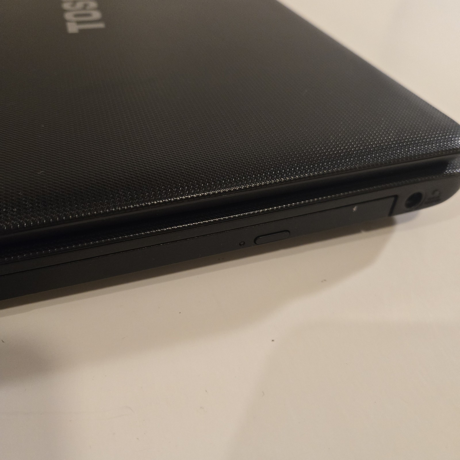 Toshiba Satellite C655D 15″ Laptop AMD C60 NO HDD/Battery/RAM/Power Cable WYSIWG